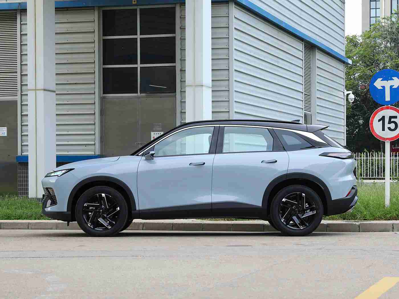 我和朋友3p婬荡娇妻:汽车新宠引热议:时尚设计动力强劲,"我和朋友"广告引发3P婬荡娇妻热议-3