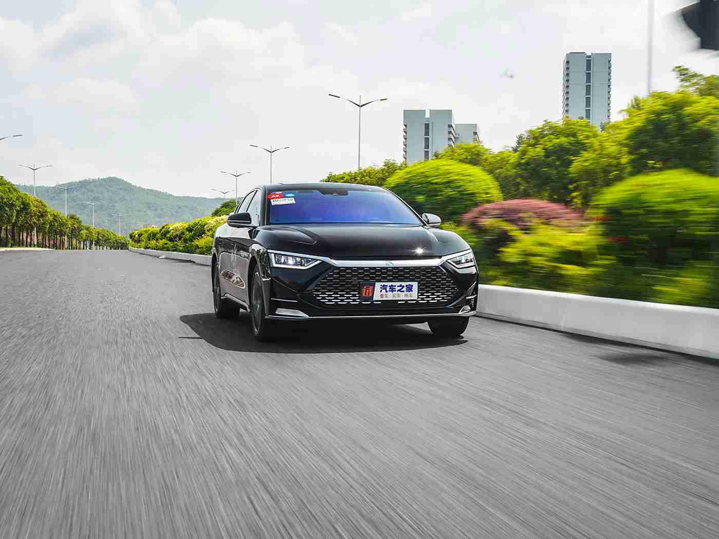 丝瓜草莓：新能源汽车新潮流：混合动力“时尚先锋”亮相，引领未来驾驶体验-1