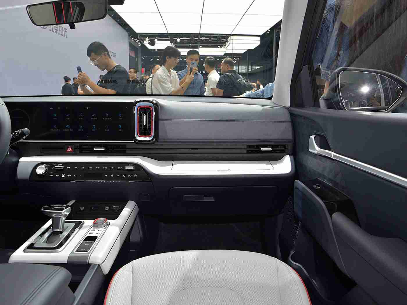 一线天粉馒头一通：新能源汽车新风尚，500公里续航，科技感爆棚，智能出行新选择-1