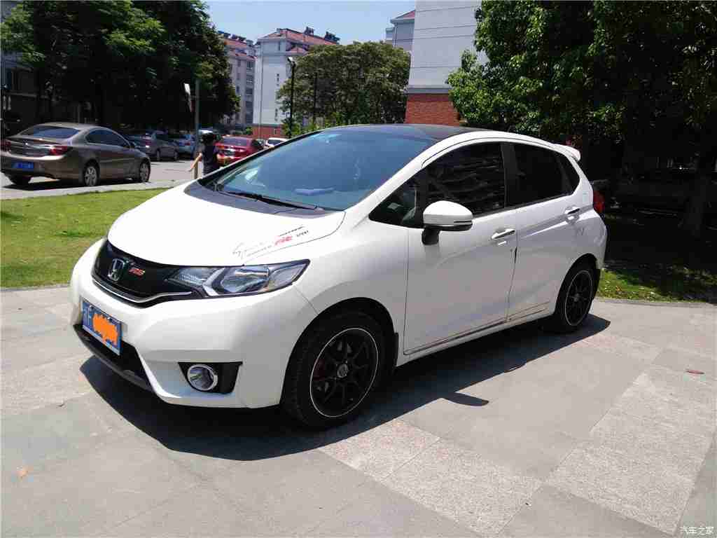 男生和女生一起差差差免费下载：“跨界营销引热议，新车型凭实力与创意领跑市场”-5