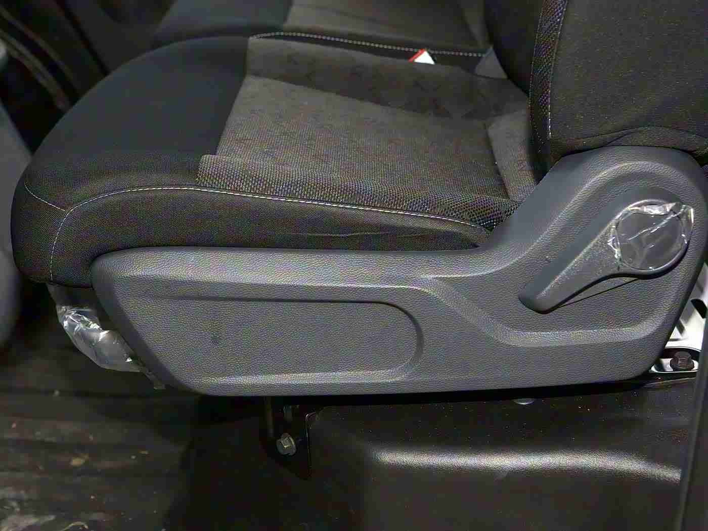 男生和女生一起查查查带疼痛的东西正常：科技领航，舒适驾享——未来出行新体验-3