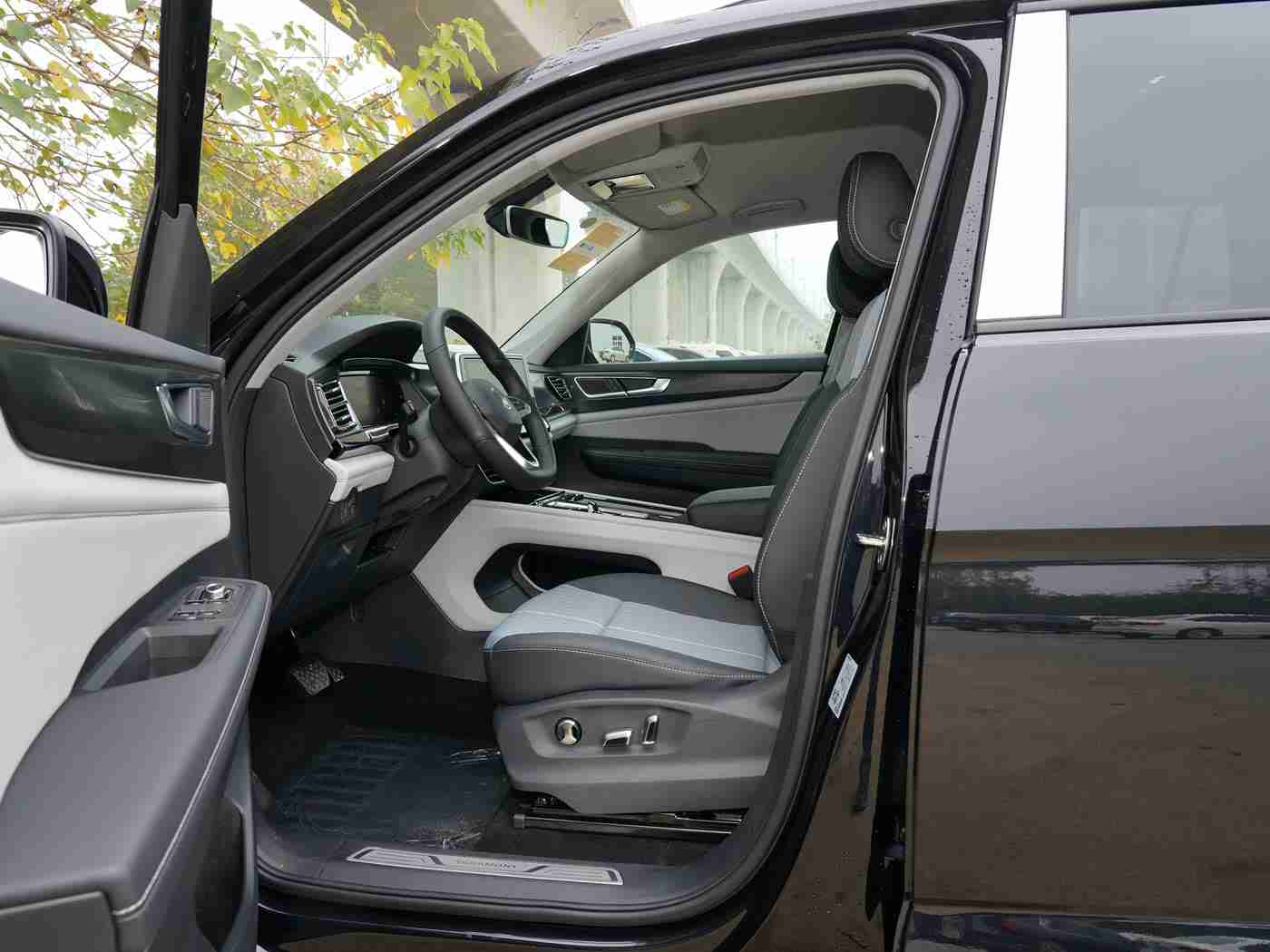 胡桃挤出白色汁液的解决方法：汽车内饰难题解决：胡桃木汁液溢出困扰一网打尽-1