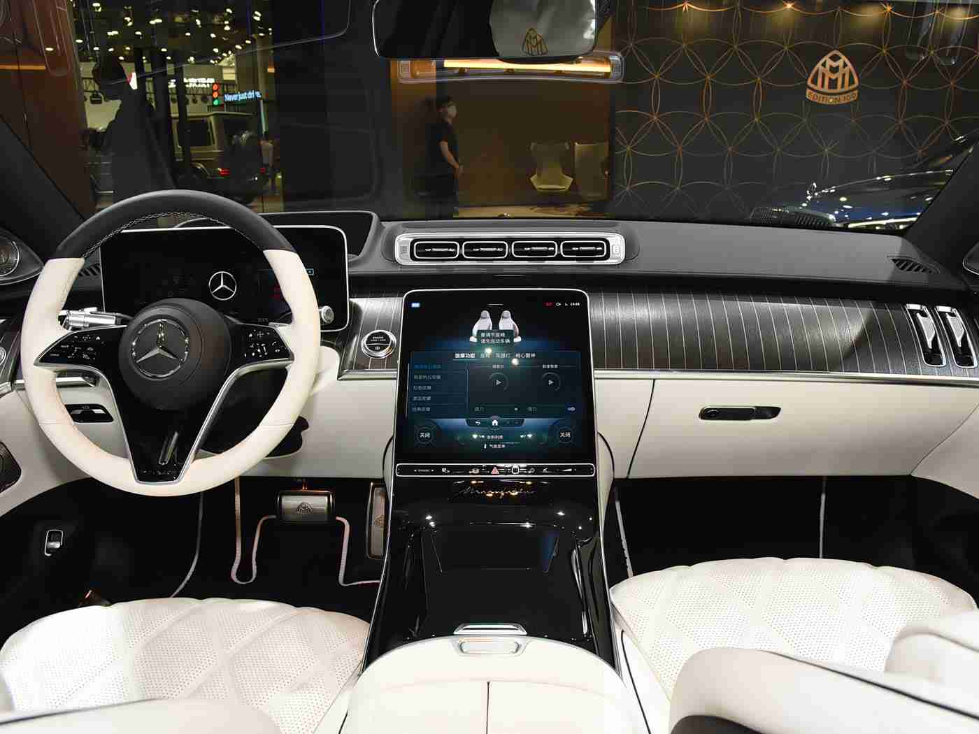 按摩师扒开腿揉捏花蒂：科技揉花蒂，智能驾新境-1