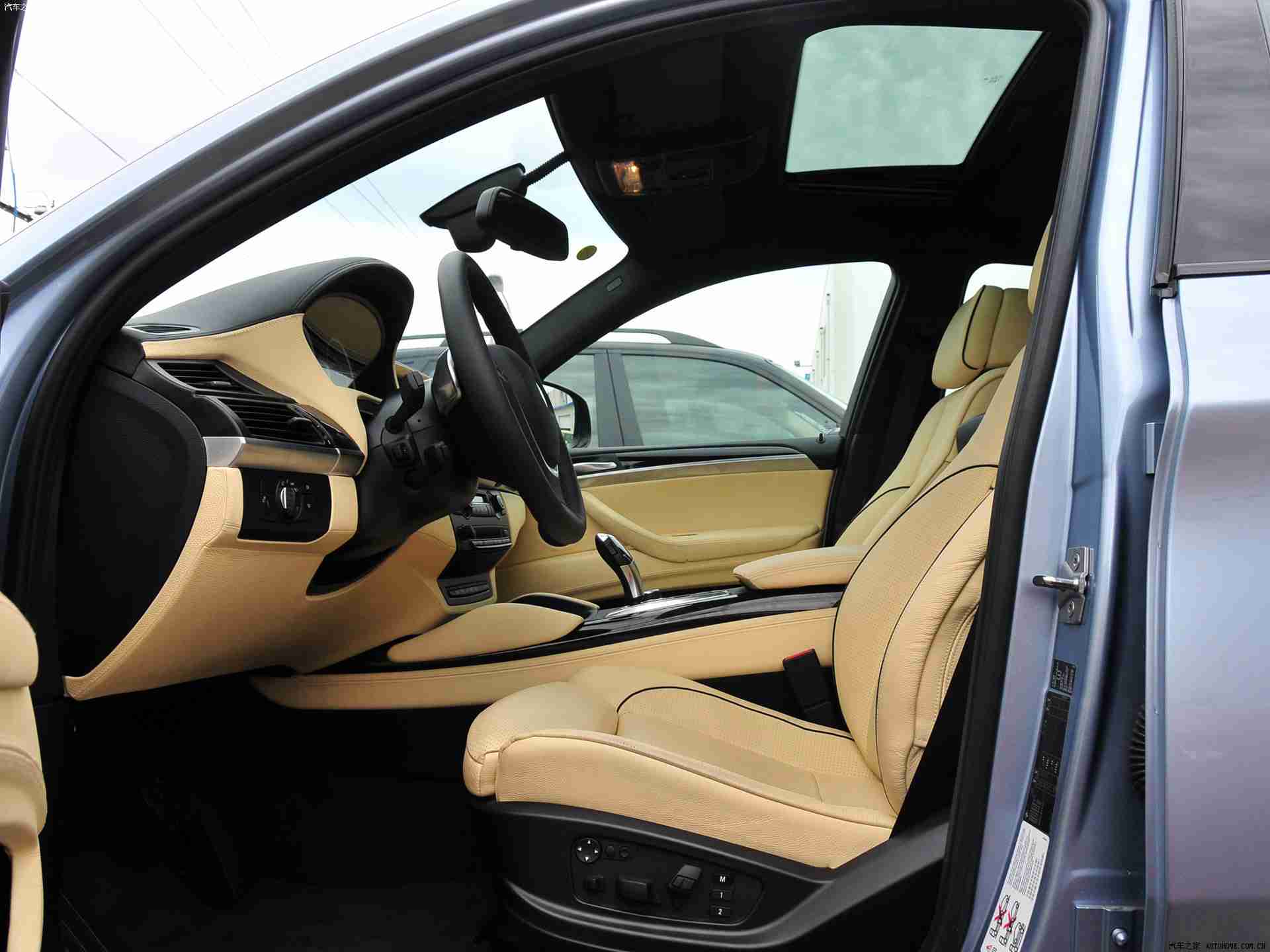 男GayGays 小鲜：时尚动感，驾驭未来——豪华动力新锐车型惊艳登场-3