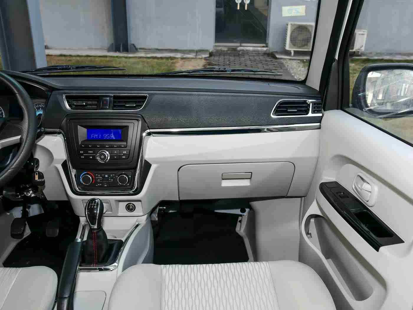 朋友两口子约我3p：“汽车体验馆开启3P之旅：亲子浪漫，朋友畅谈，共享汽车生活盛宴”-1