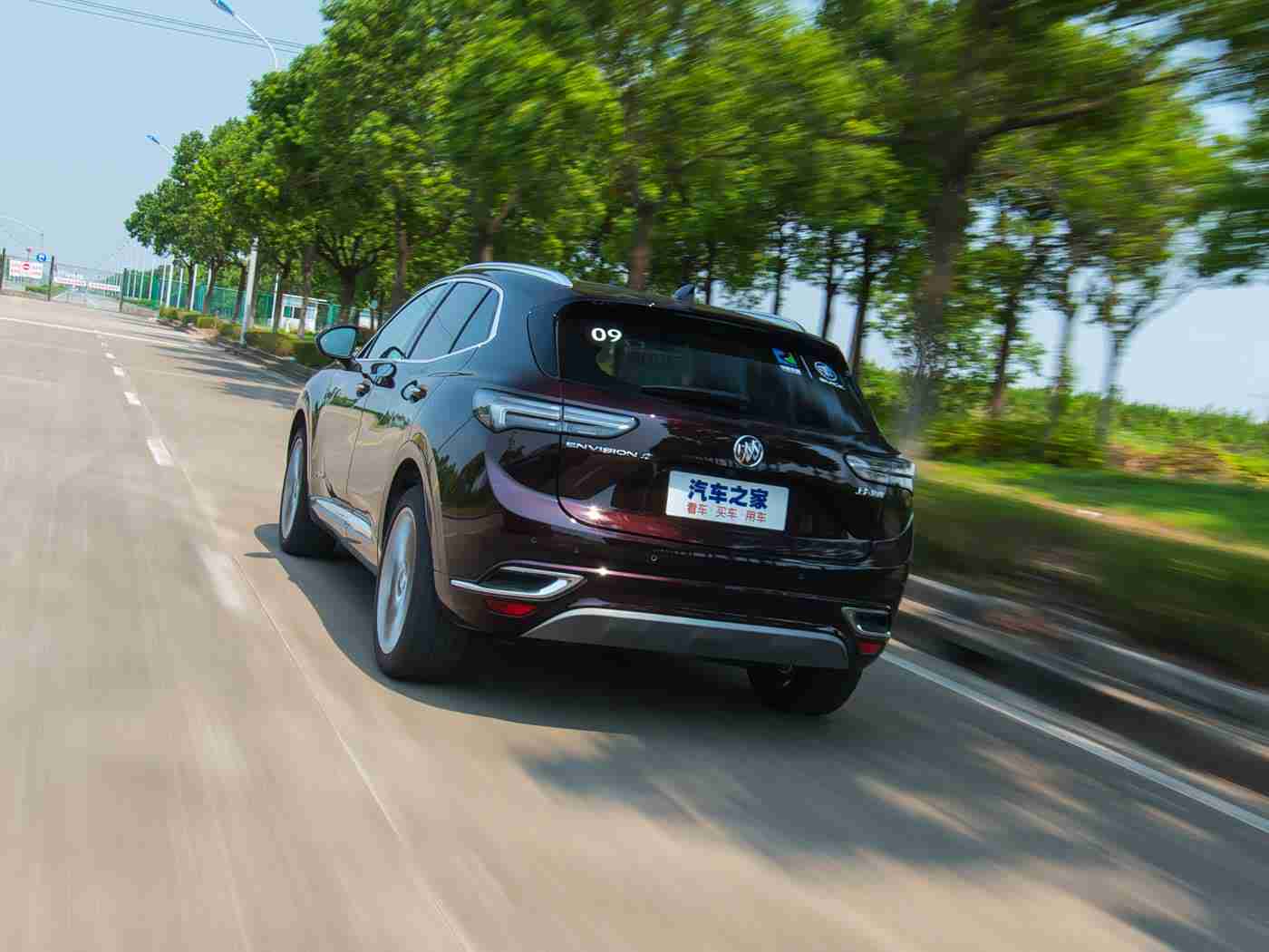 中国AV电影：跨界新潮流：某品牌SUV与AV电影联手，性能与娱乐魅力引爆热议-1