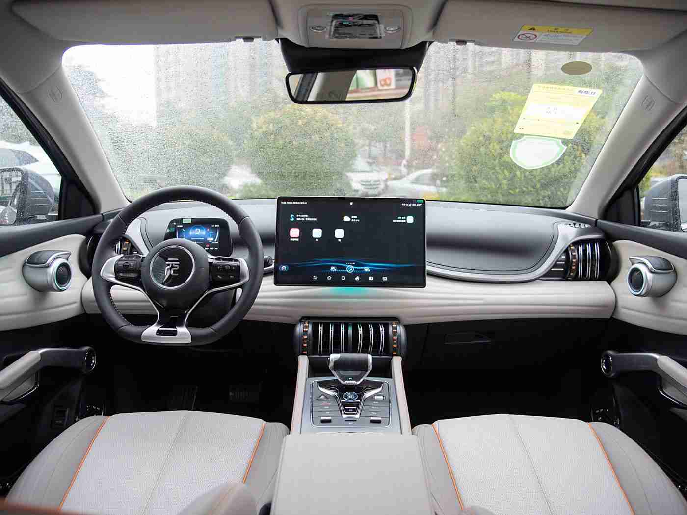 床上打扑克：颠覆传统设计，扑克牌元素汽车引关注，智能环保引领未来出行潮流-4