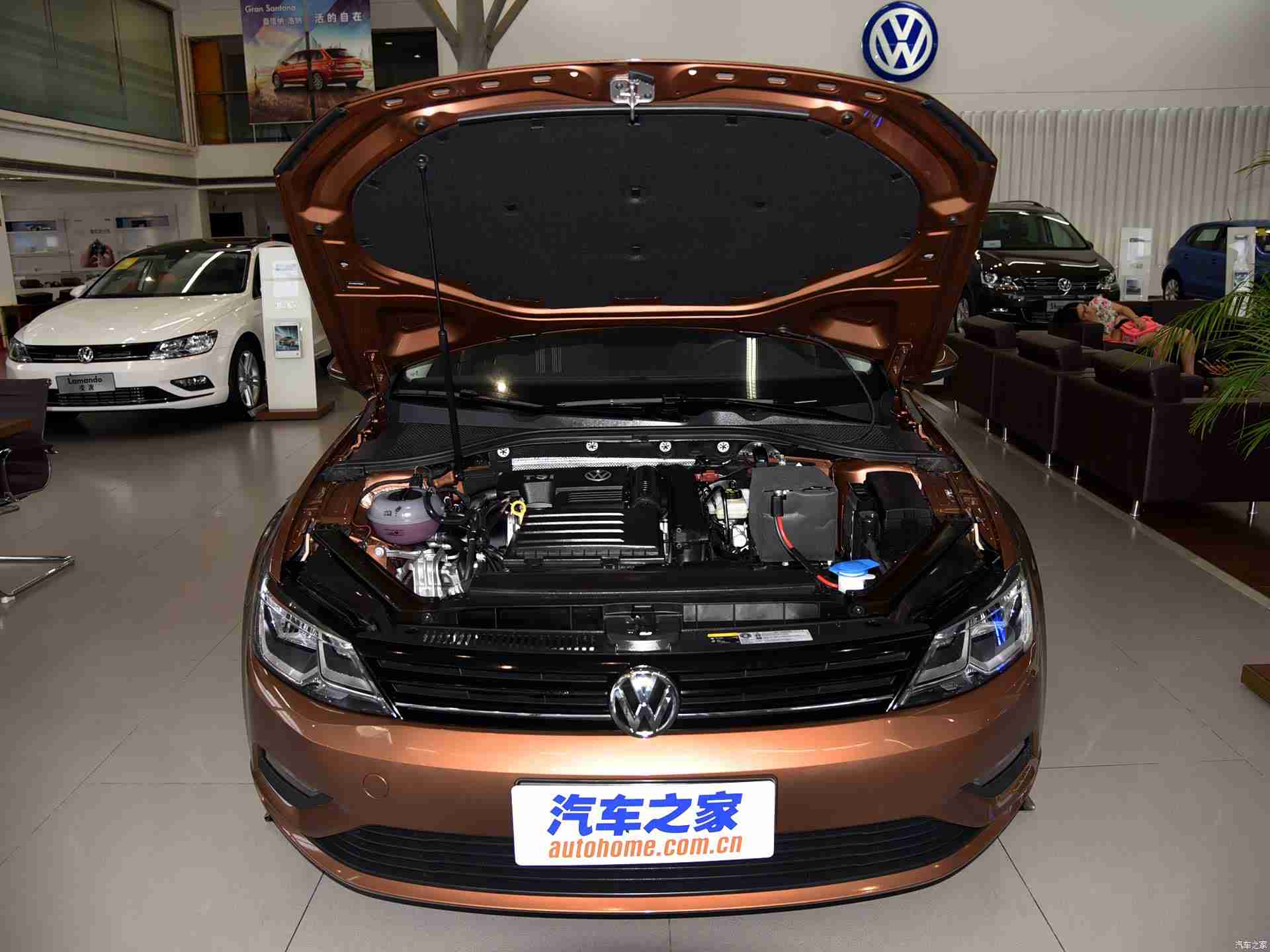 18岁禁止下载软件：智能网联汽车软件新规挑战与机遇并存，厂商需提升安全与服务-1