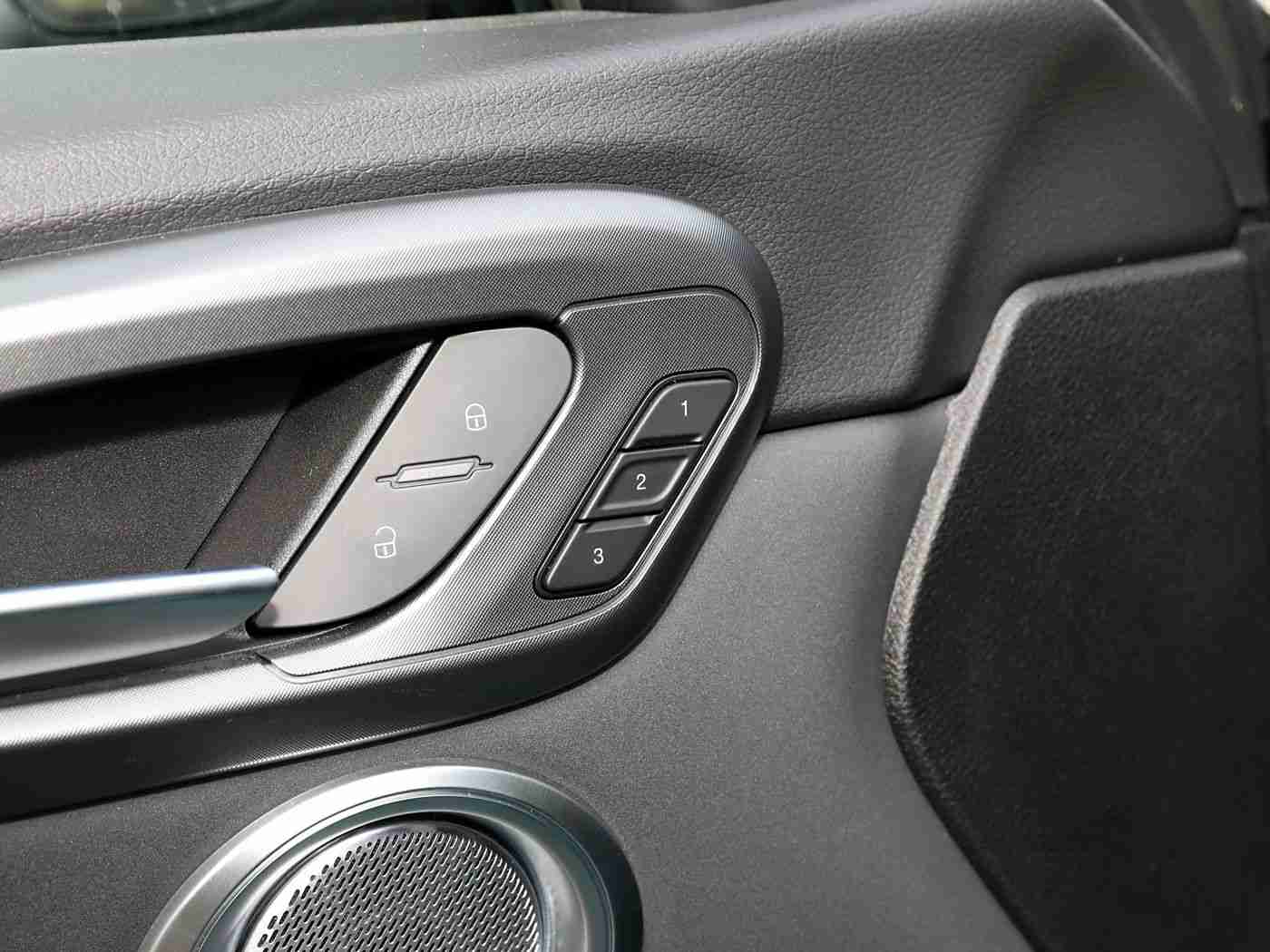 难得一见极品一线天馒头：某品牌汽车创新“一线天”设计，豪华科技配置引领潮流，全新车型备受期待-1