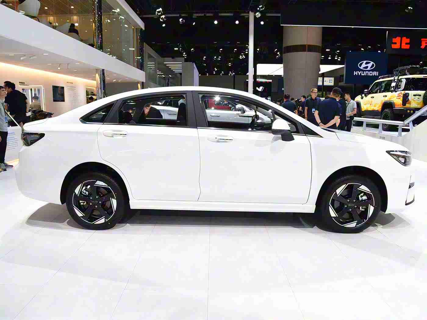 911爆料：引领潮流，性能卓越：全新车型震撼上市，豪华体验再升级-1