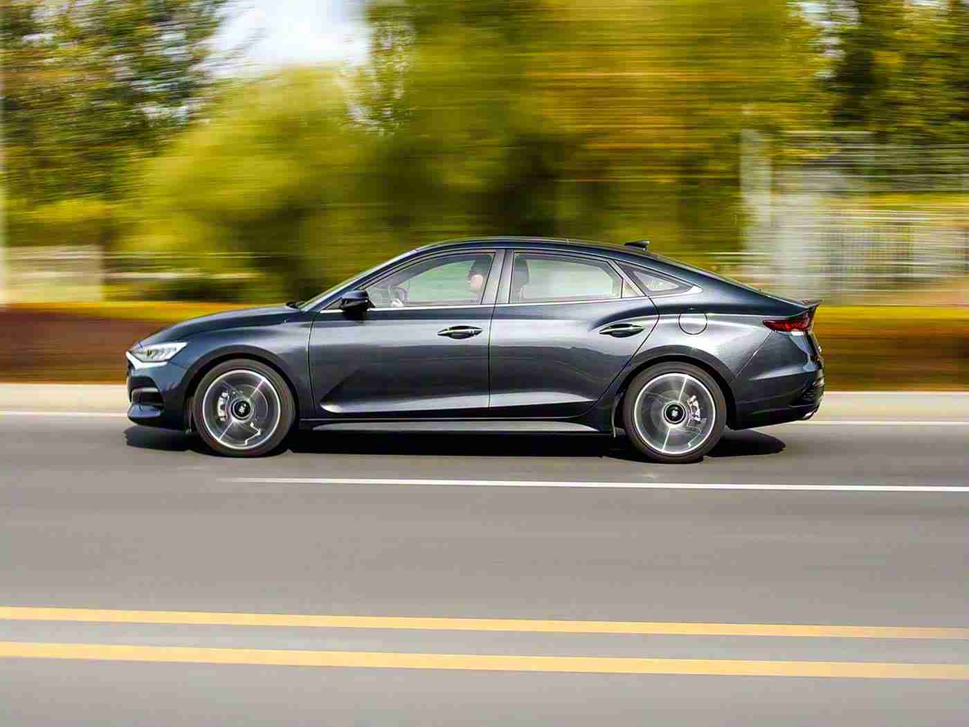 成人吃瓜：驾驭未来，跨界精英SUV，性能与智慧双翼腾飞-1