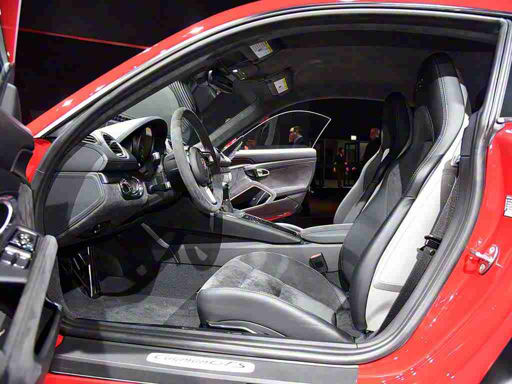 xXX少妇厨房XXX乱:未来驾驶新风尚,AI智控环保先锋,尽享科技与舒适之旅-1