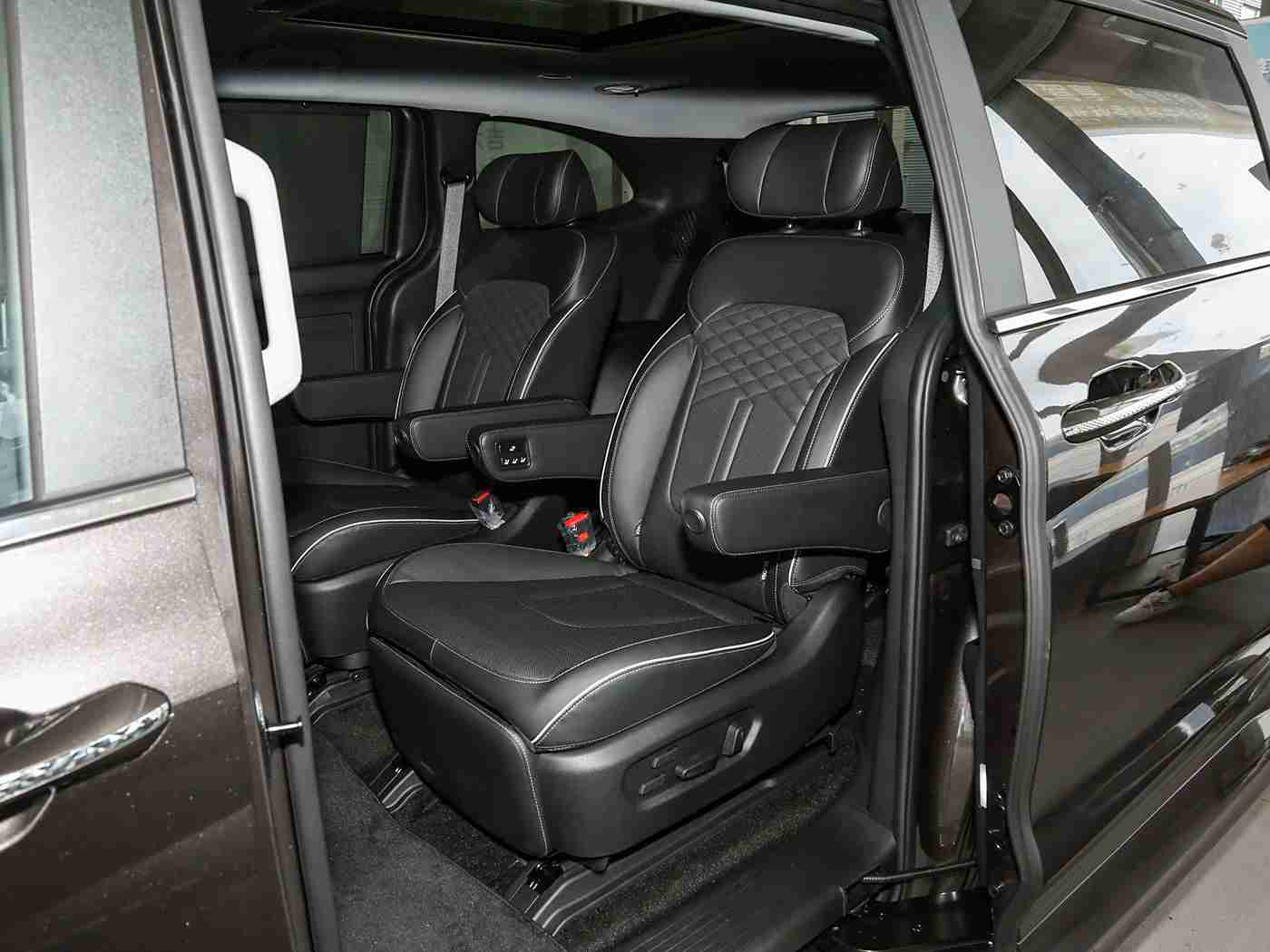 男同 www.网站:“科技驱动,流线领航:500公里续航,新能源汽车引领未来出行潮流”-2