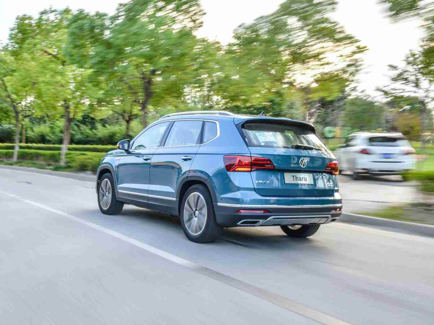 Chinese体育生自慰XXX：中国车坛新星XXX：速度与激情背后引热议，驾驶技巧引网友狂赞-2