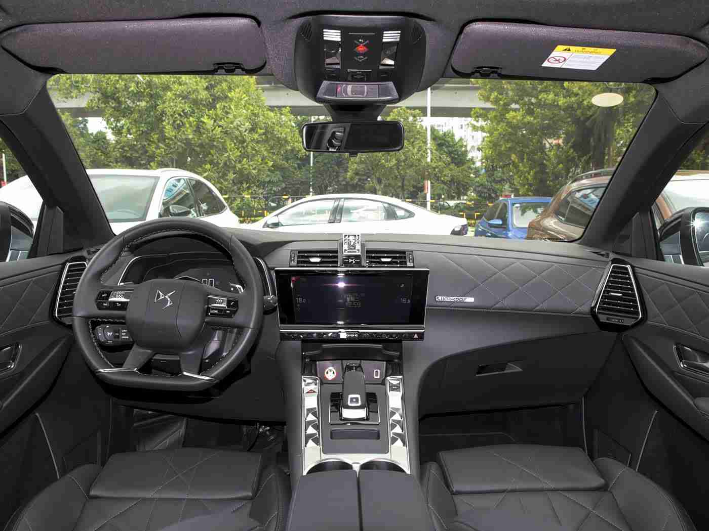 两人打扑克剧烈运动：“扑克驾趣，安全新潮，智能驾驶新体验汽车亮相”-1