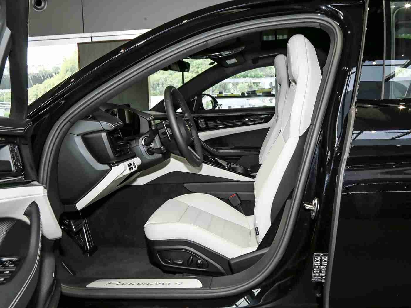 一捏胸一边亲一边摸下面:流线魅力尽展,混合动力领航,性感模特演绎未来出行新风尚-2