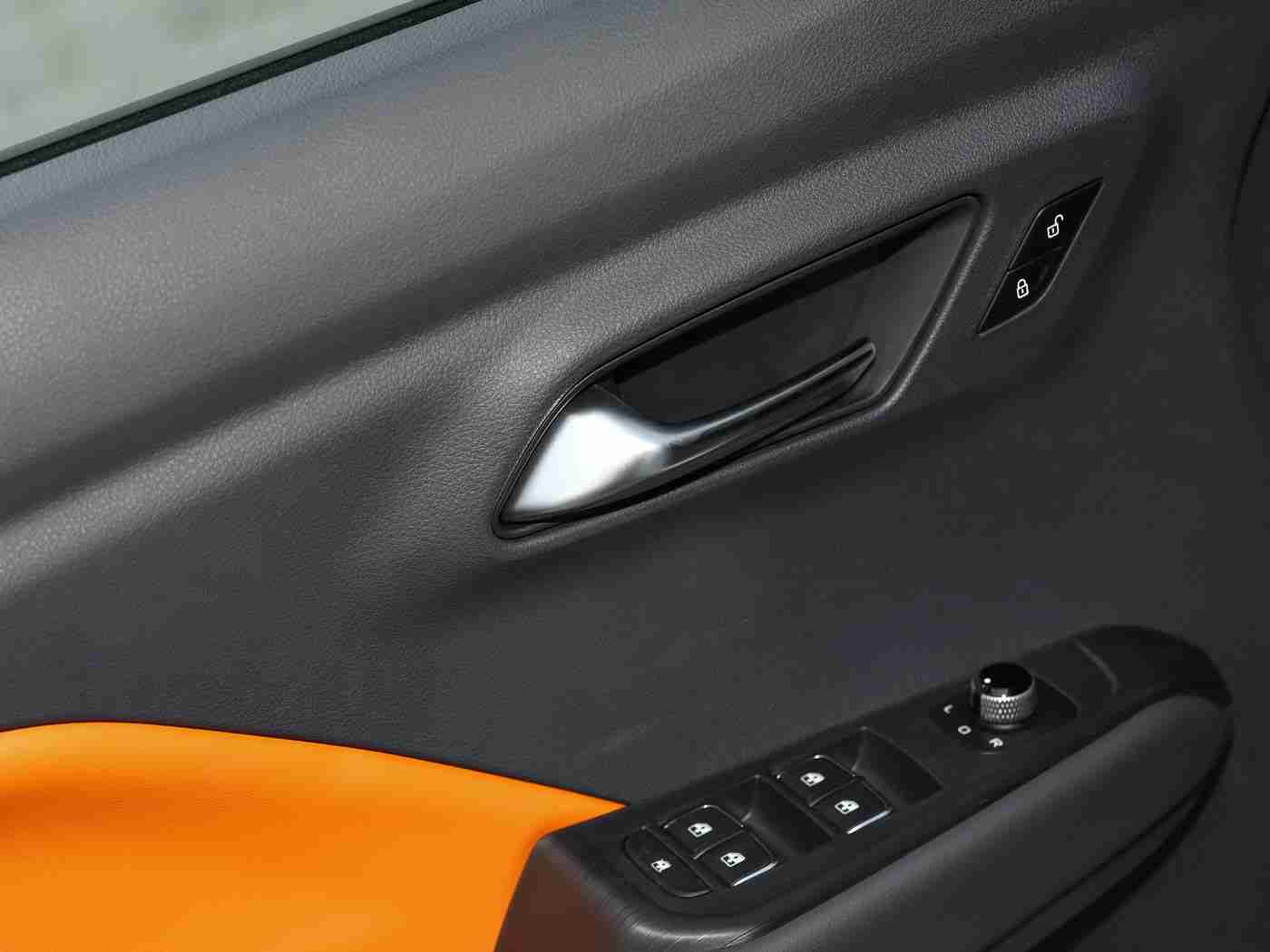 国产a片：国产SUV新秀亮相，性能卓越智能配置丰富，引领市场新风尚-1