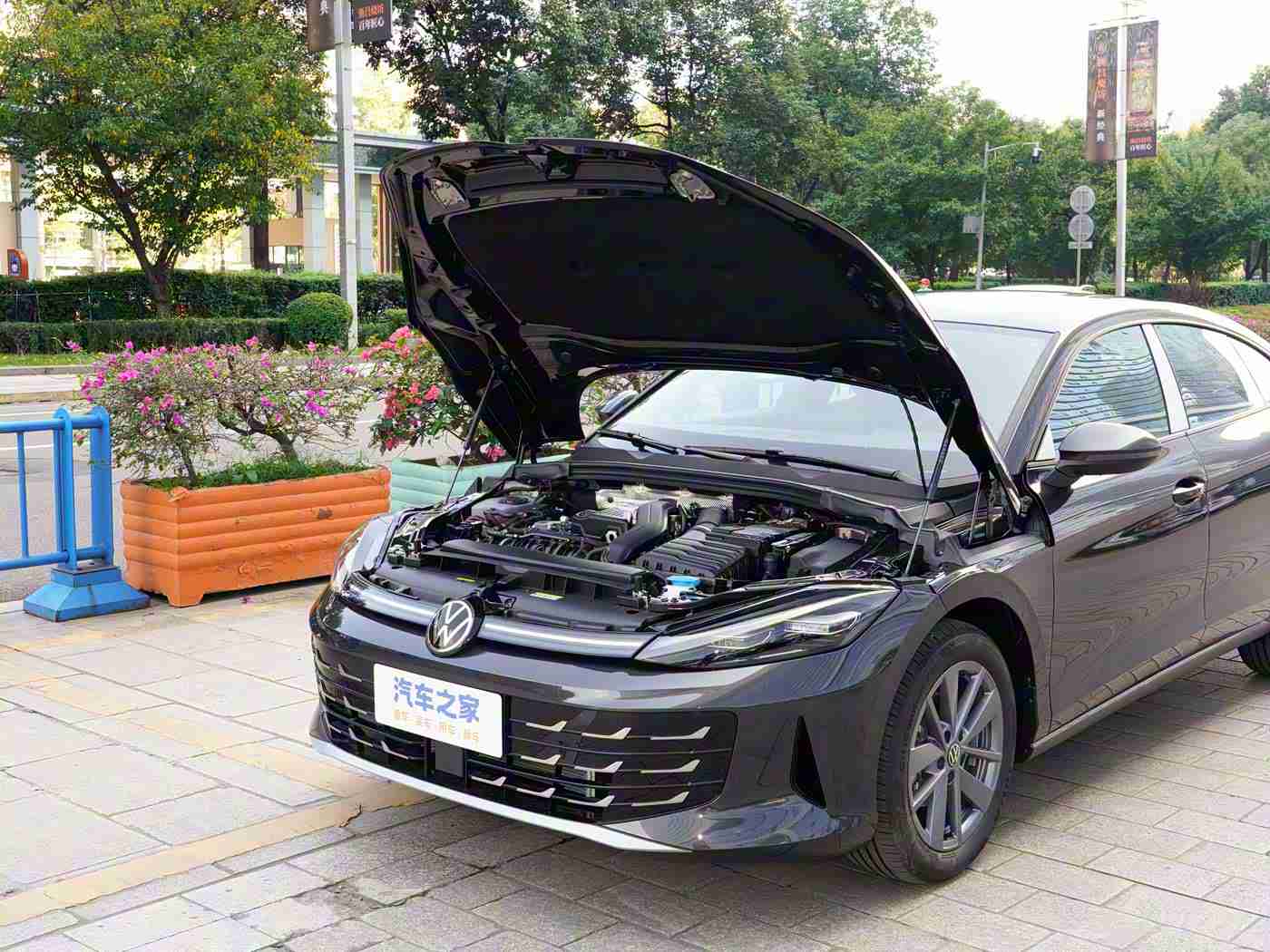 小鲜肉GayGay  免费：新能源汽车新活力：小鲜肉免费试驾，绿色出行魅力无限-1