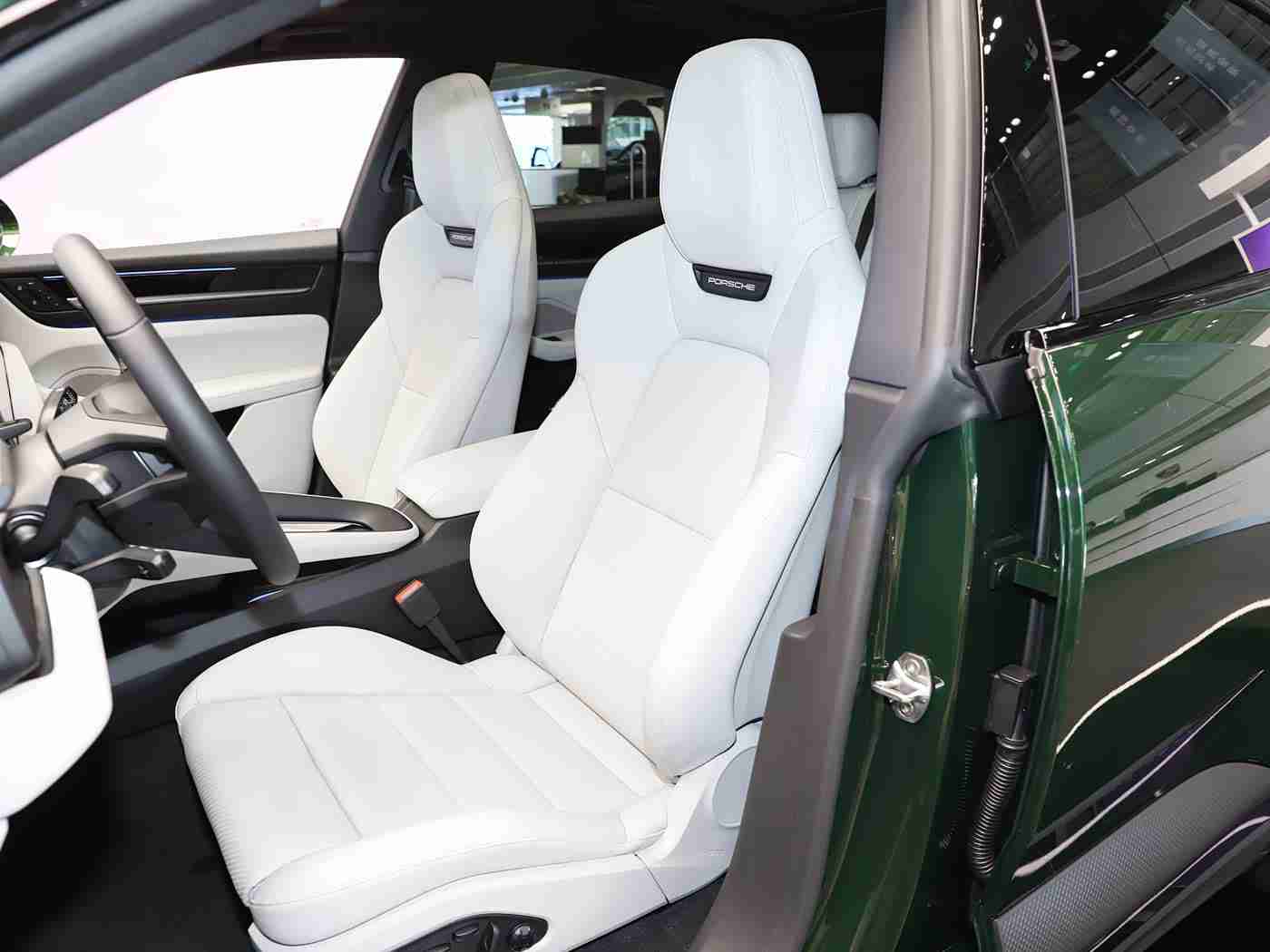 好 色 先 生T·V：惊艳登场！全新车型“好色先生T·V”引领潮流，性能卓越，科技感十足-2