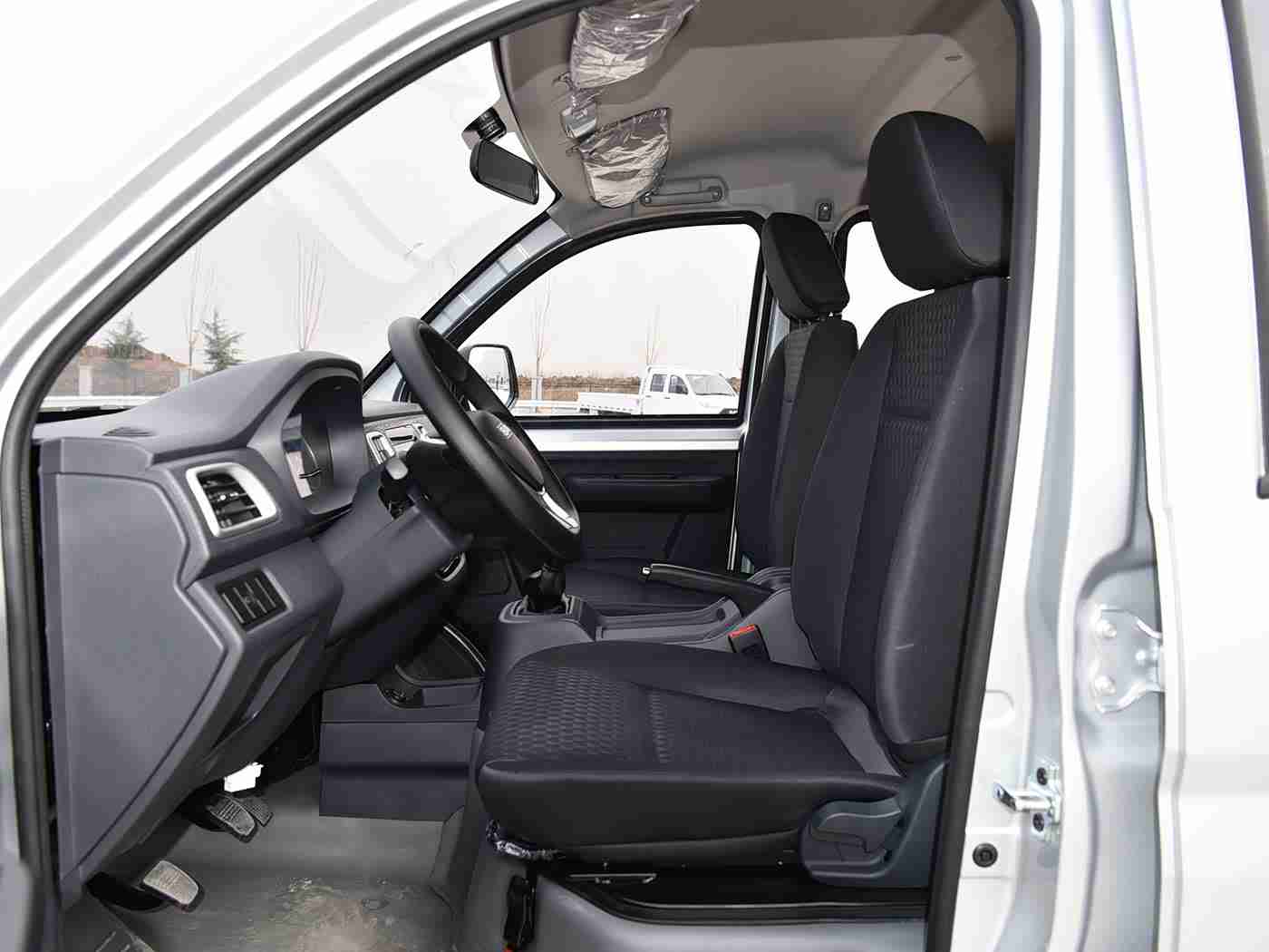 很黄的软件：“智能领航，绿色出行：新科技引领汽车行业变革，打造安全舒适驾驶新体验”-2