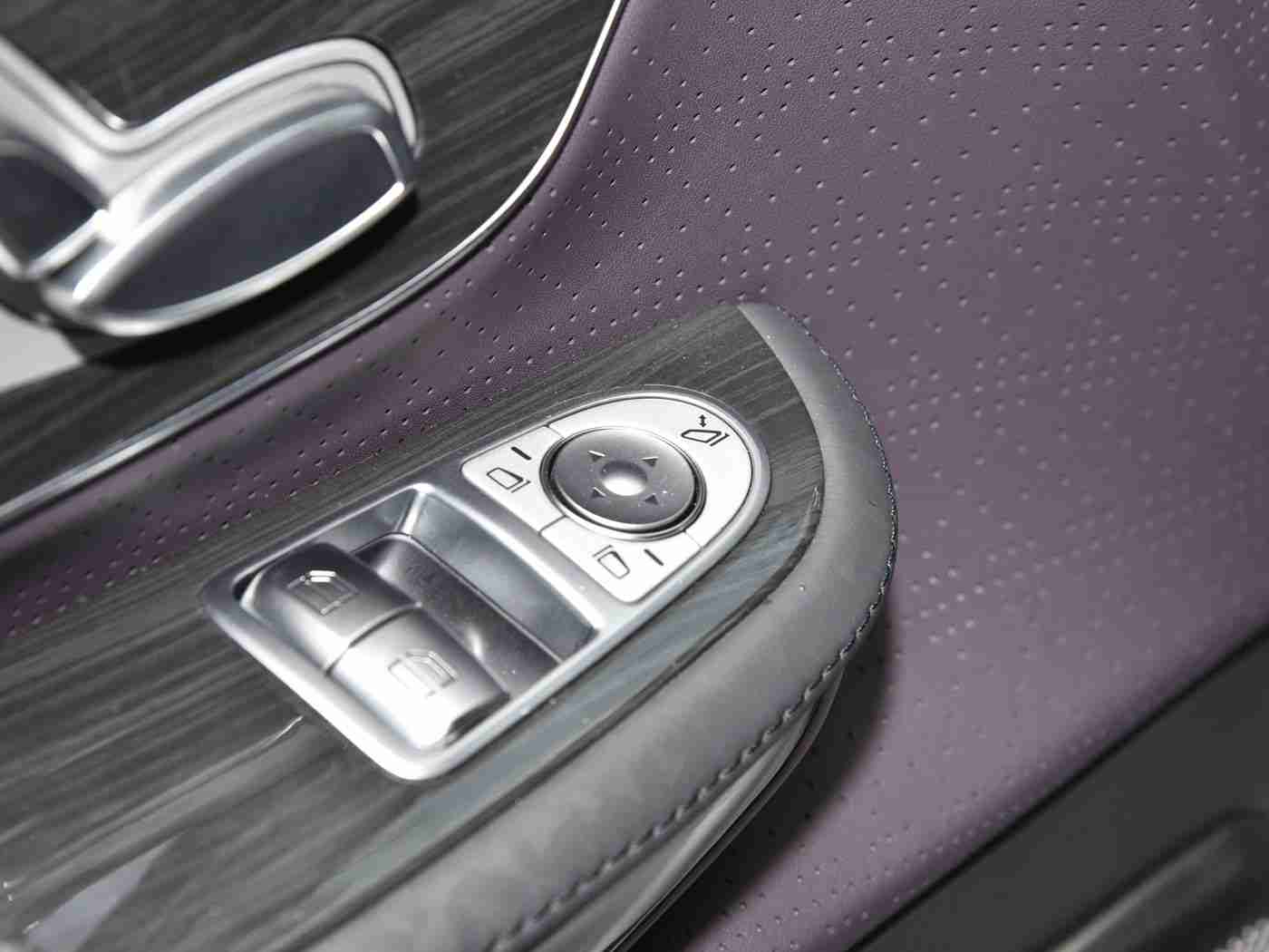 婷婷综合网站：吉利icon纯电动SUV惊艳亮相，新能源汽车市场再添新活力-4