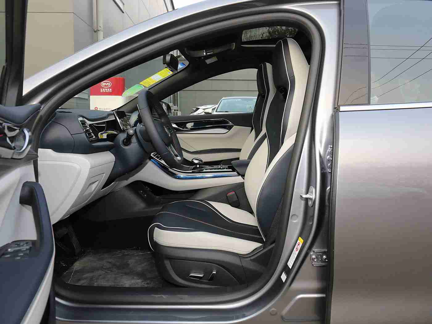 男人捅女人app：女性驾驶安全新助手：独特设计应用助女性安心出行-2