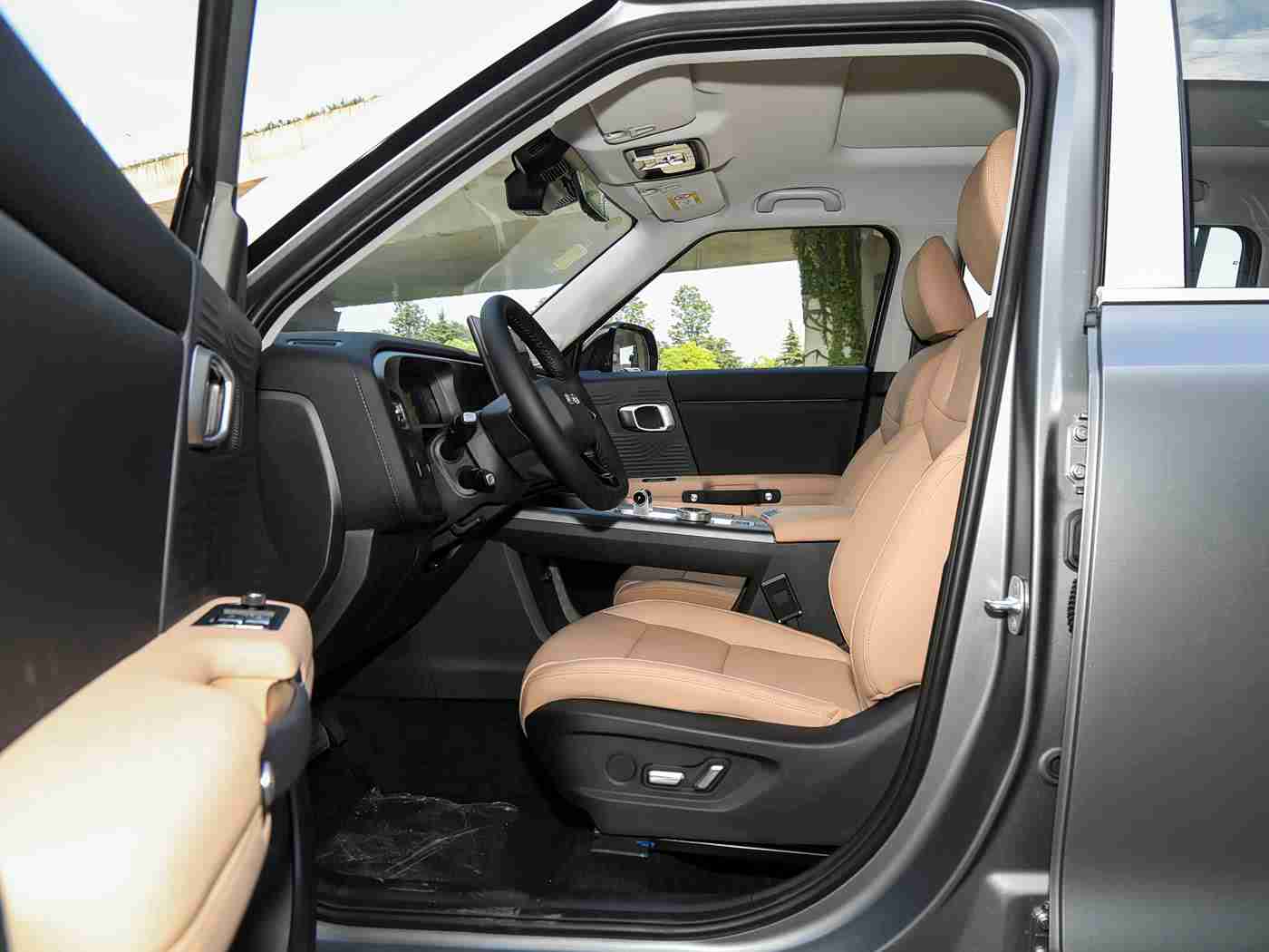 按摩师扒开腿按摩花蒂：“花蒂车门设计引领潮流，创新科技打造汽车新体验，某知名品牌新车型备受瞩目”-1