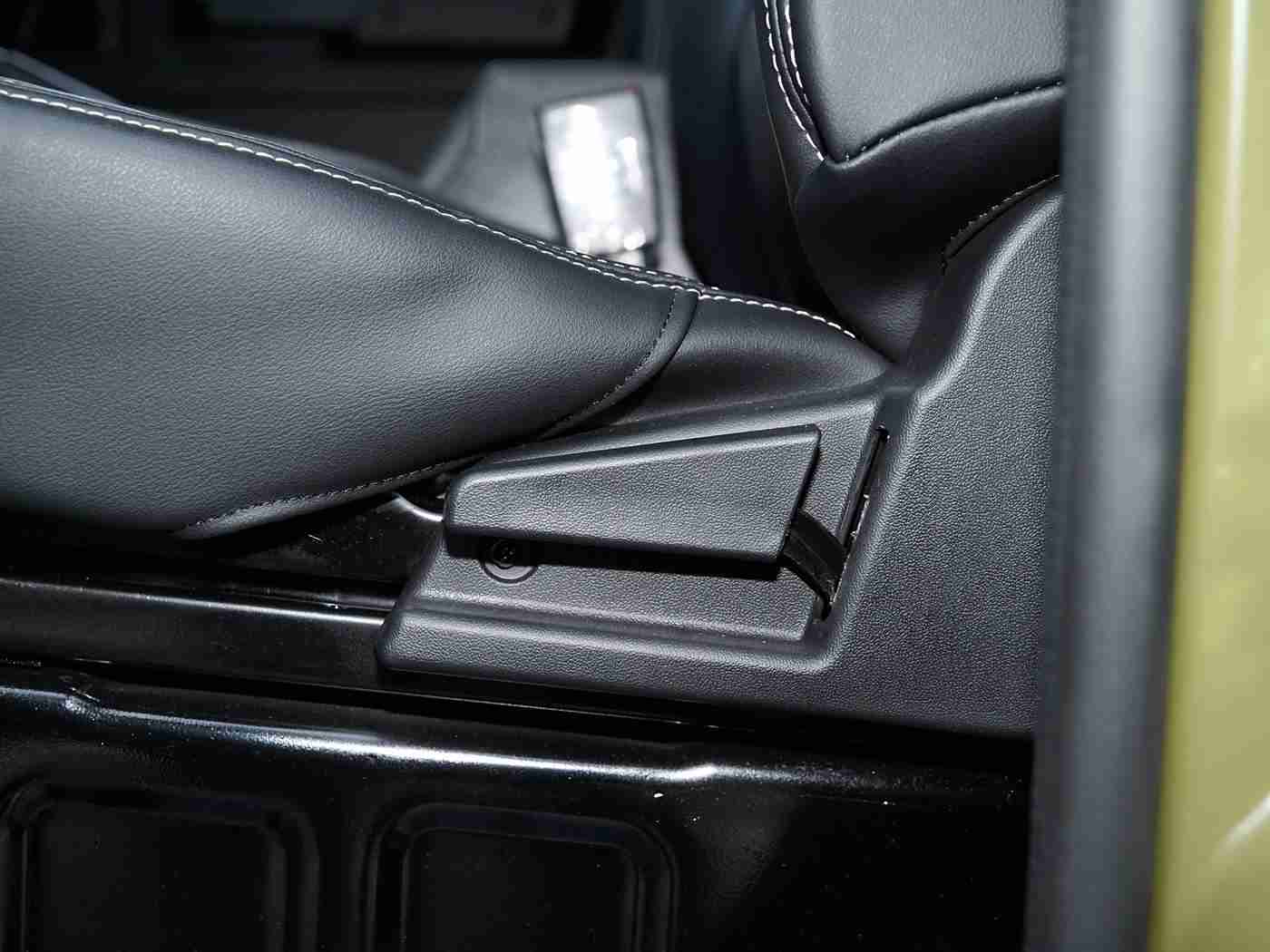 男生和女生一起查查查带疼痛的东西正常：科技领航，舒适驾享——未来出行新体验-1