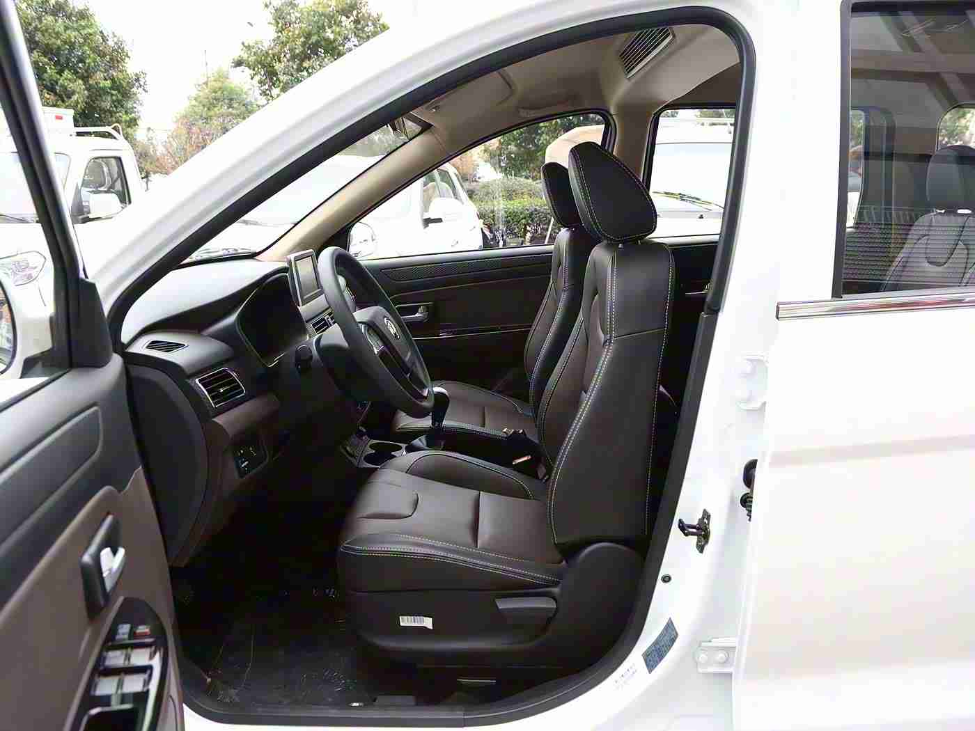 男人和女人一起差差差APP：汽车服务新体验，智能匹配互动社区——引领未来驾驶乐趣-4