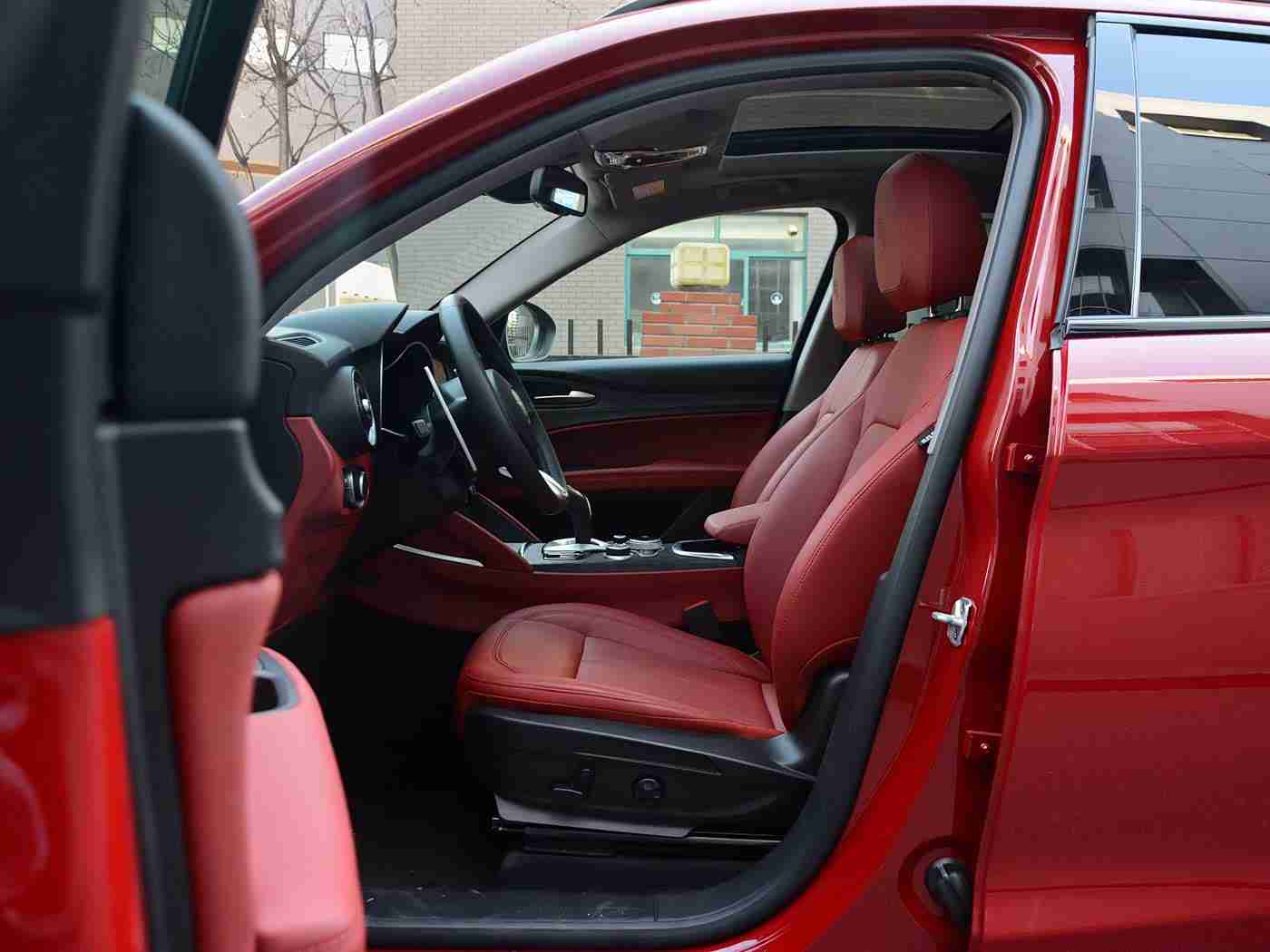 国产剧情自拍：国产汽车新潮流：首款“剧情自拍”功能惊艳亮相，引领驾驶新体验-2