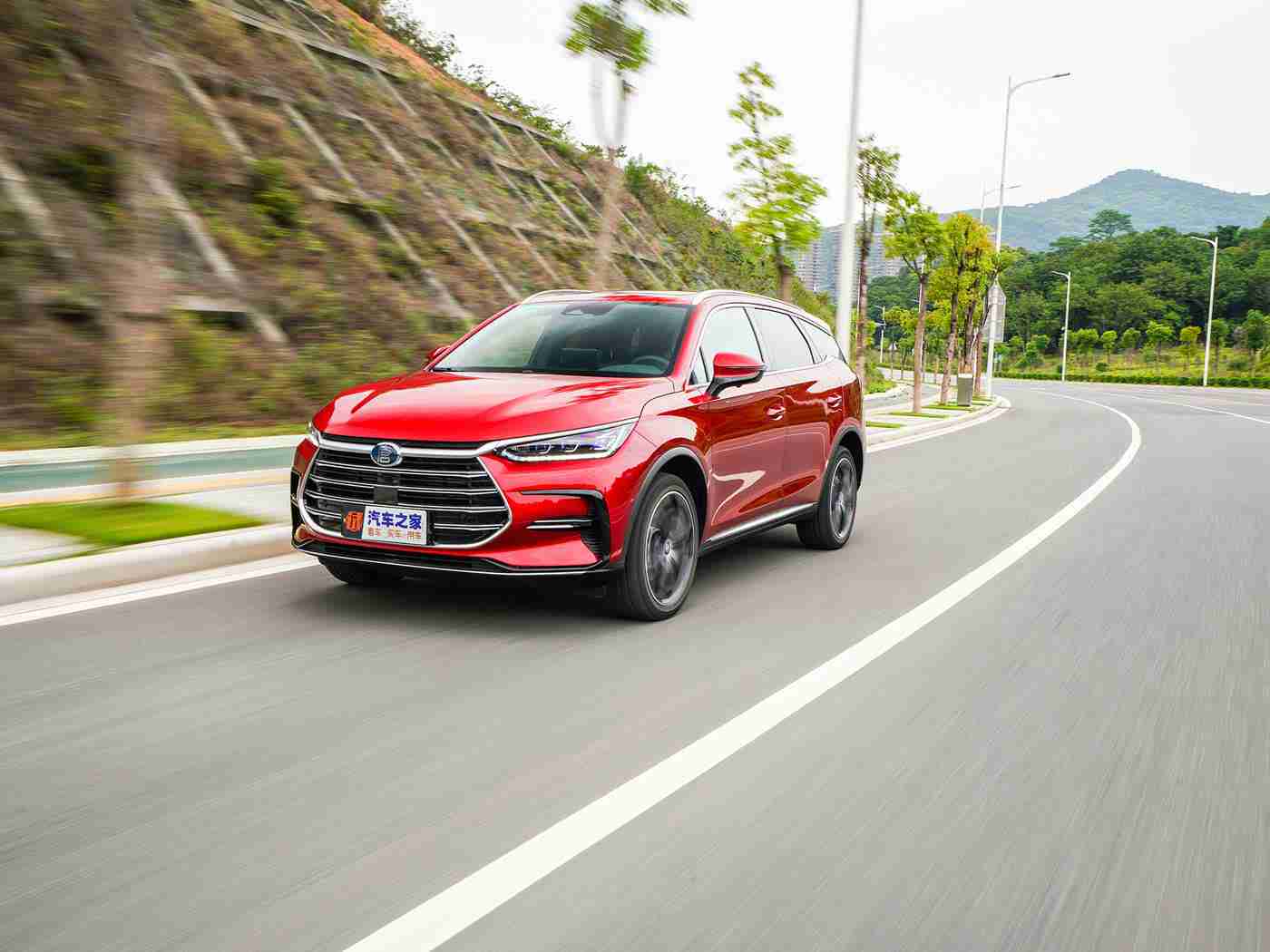 女学生超短裙教室自慰：汽车时尚新潮流：超短裙式设计引领个性自由风-1