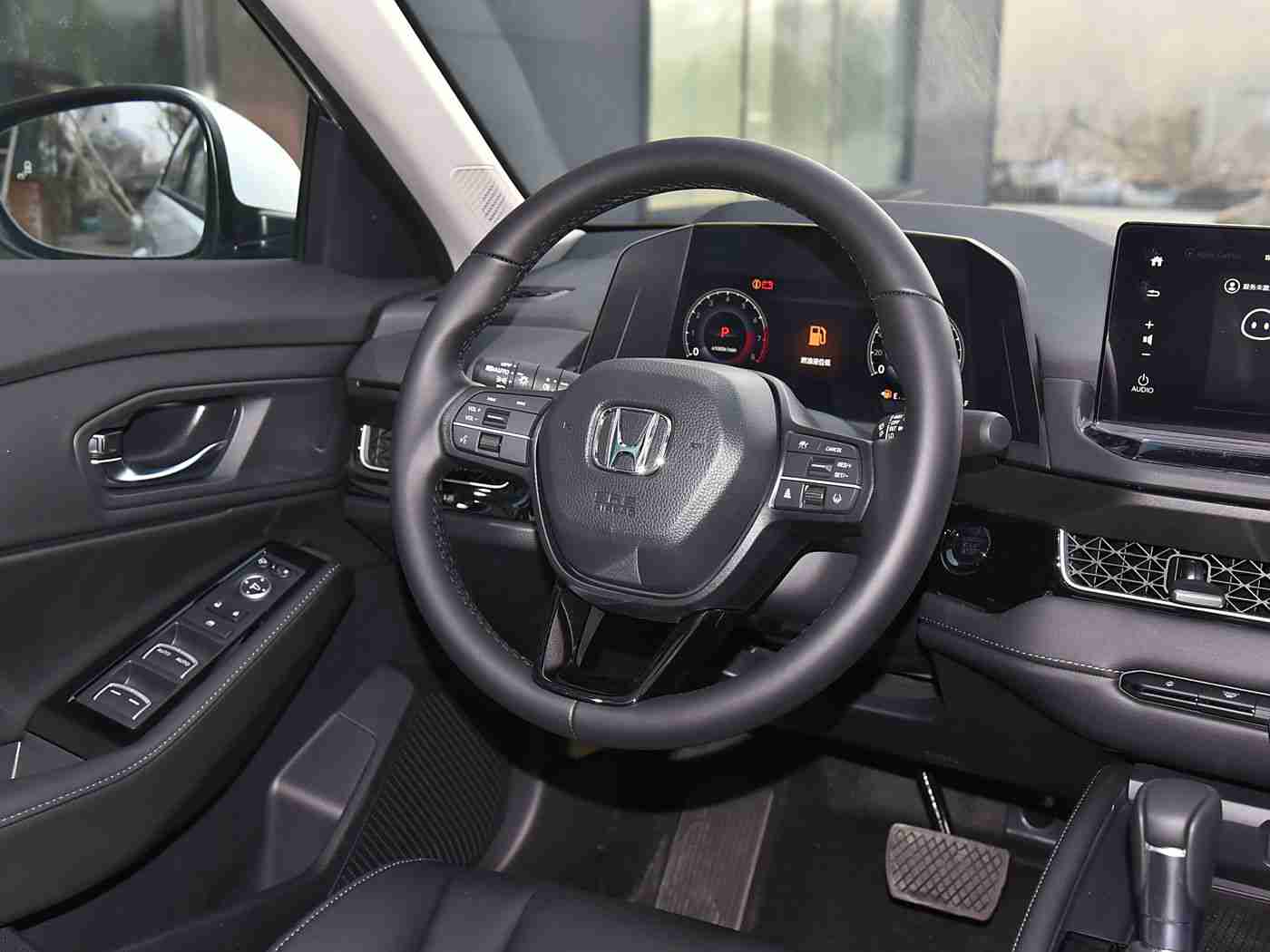 男孩把困困放在女生的困困：创新科技引领未来：智能汽车“困困”引领驾驶新潮流，人性化功能受热捧-1