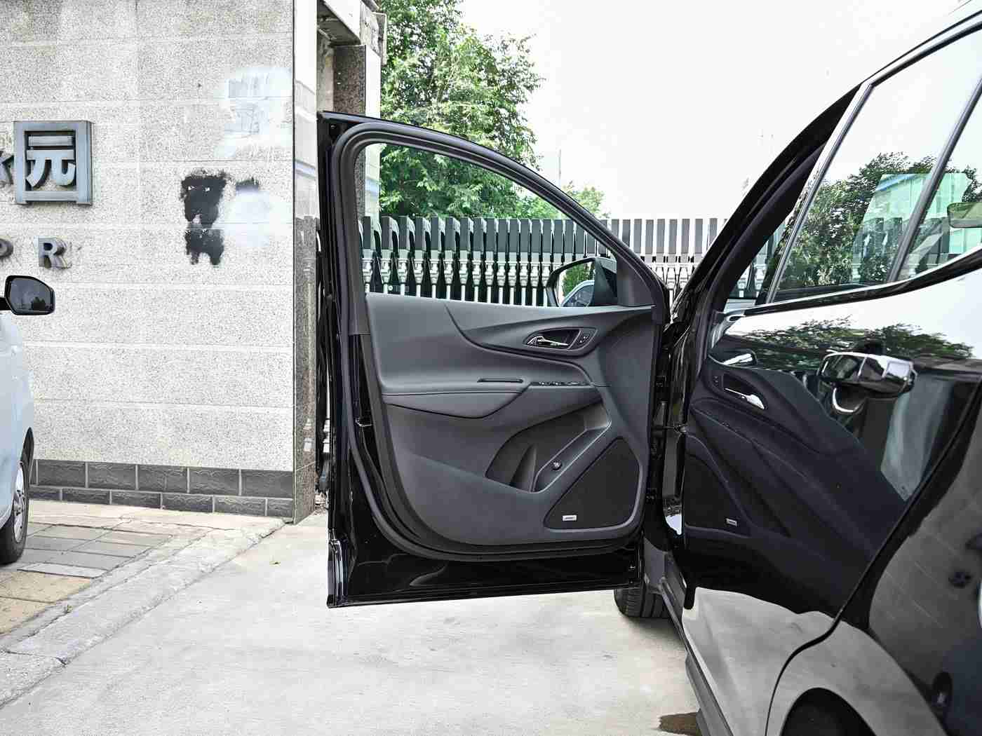 丰满少妇凹凸BBBB是合法的吗：时尚动感，安全科技，创新“丰满少妇”新车型引热议-1