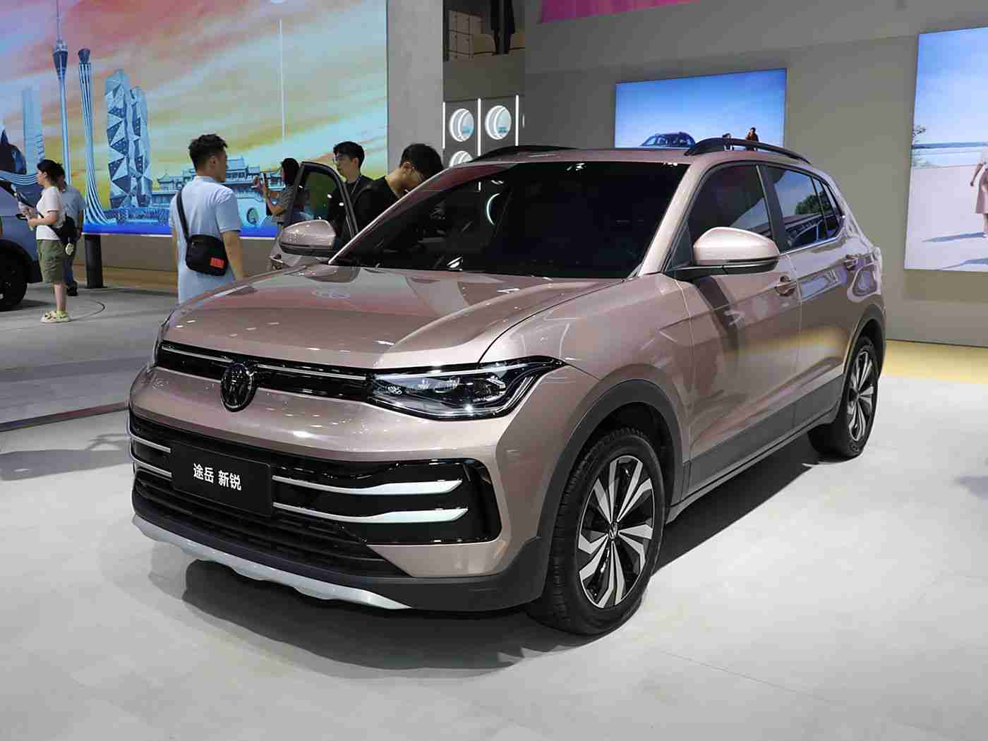 打扑克又痛又叫的软件:“智能驾驶新潮流:趣味打牌安全提醒,我国研发软件引领汽车娱乐革命”-2