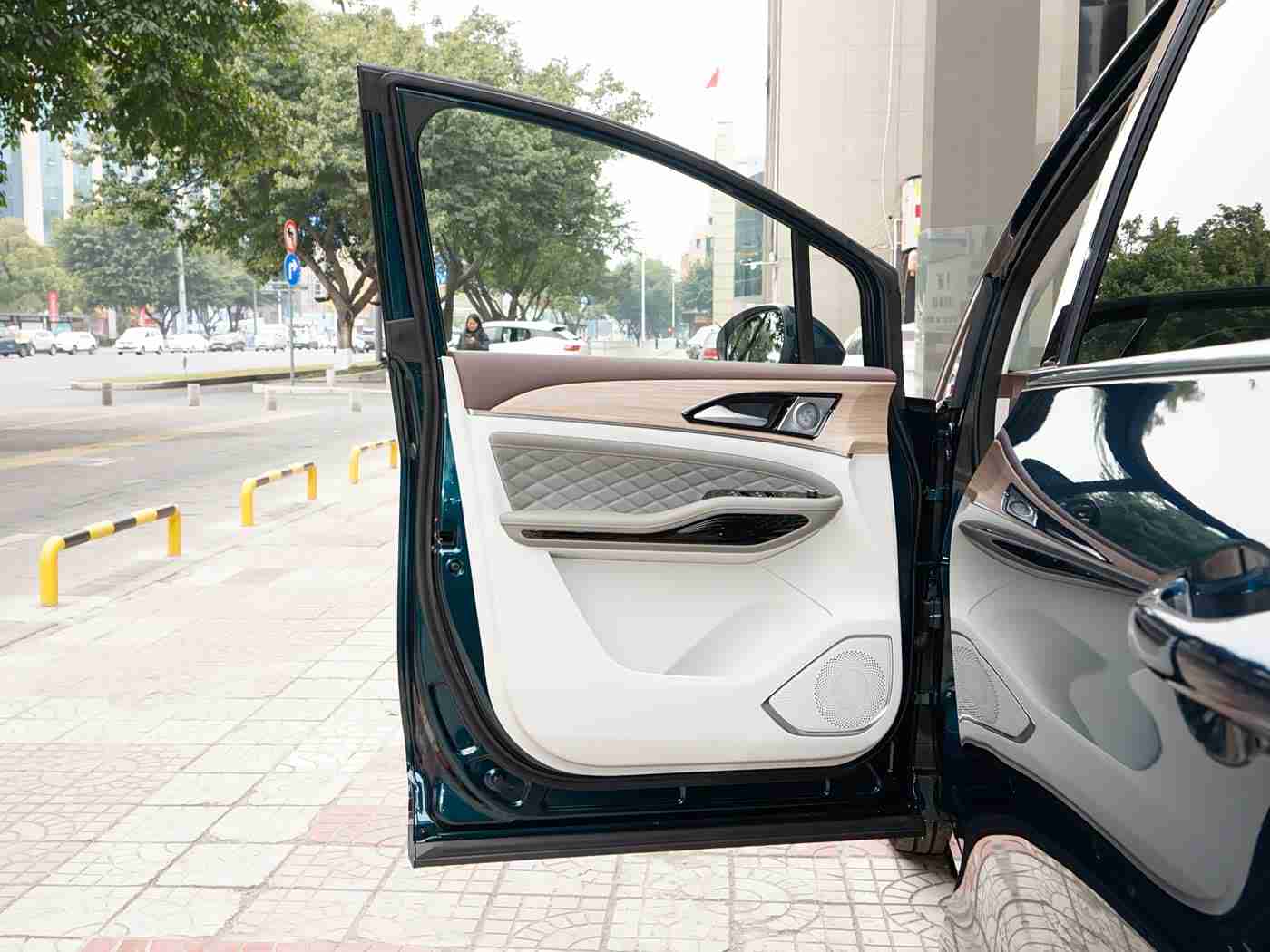 911爆料网：颠覆传统，科技领航：500公里续航新能源汽车引领未来出行潮流-1