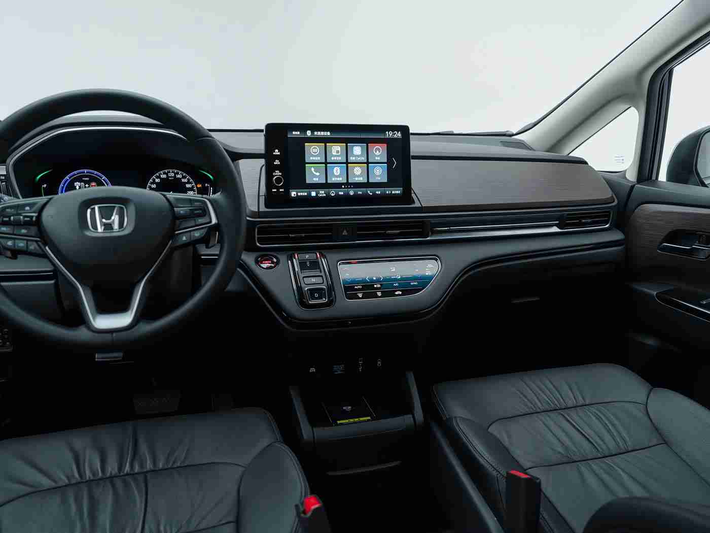 男生女生一起擦擦擦：“混合动力科技加持，绿色出行新风尚：全新环保型汽车引领潮流，性能卓越引关注-2