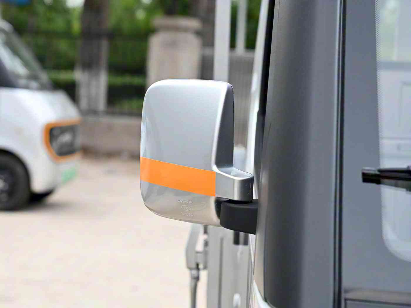 女学生超短裙教室自慰：汽车时尚新潮流：超短裙式设计引领个性自由风-2