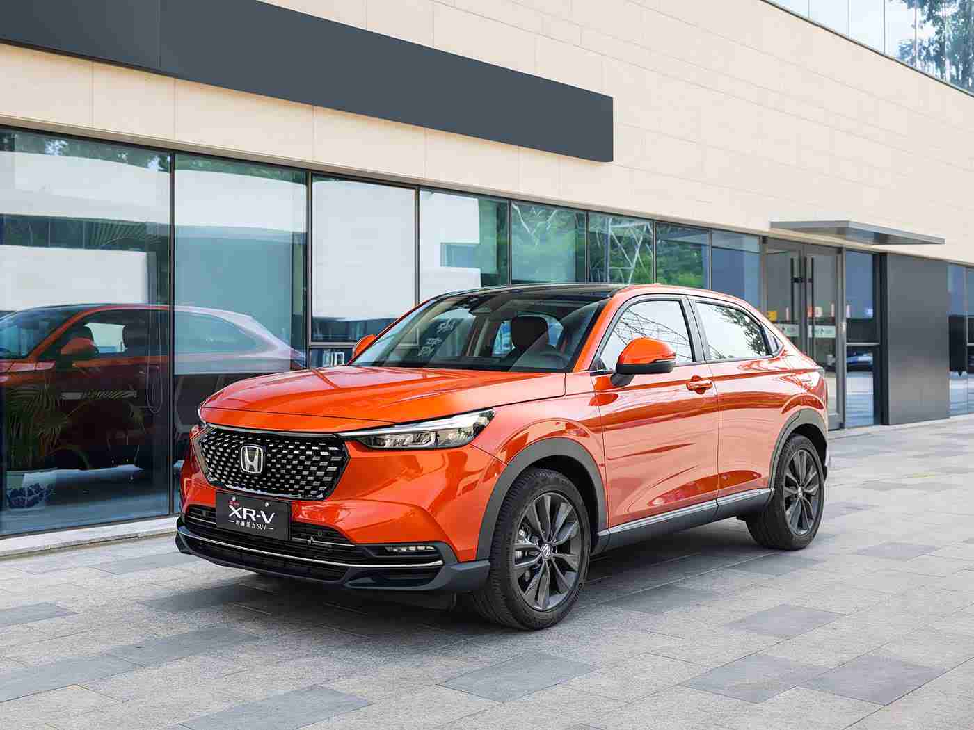 一亲二脱三叉：革新驾驶乐趣，智能配置引领潮流：全新车型带来极致驾驶体验-1