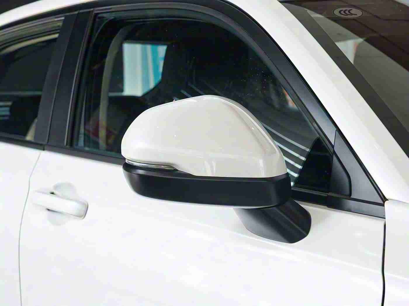 王者荣耀女英雄全身没有小爱心图片：创新设计，智能科技，环保续航：某知名品牌新能源汽车引领市场新潮流，备受期待！-3