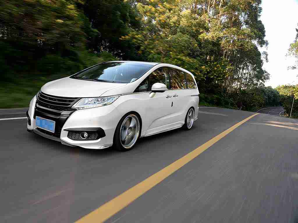 床上打扑克：颠覆传统设计，扑克牌元素汽车引关注，智能环保引领未来出行潮流-3