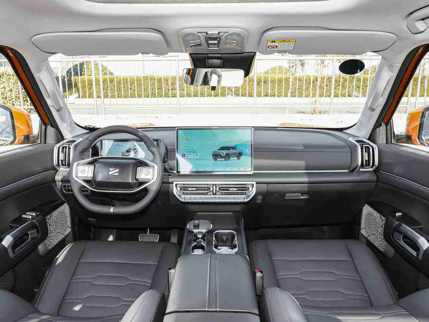 双人床上打扑克又疼又叫：舒适驾驶，休闲娱乐两不误：豪华车内床扑新体验-1