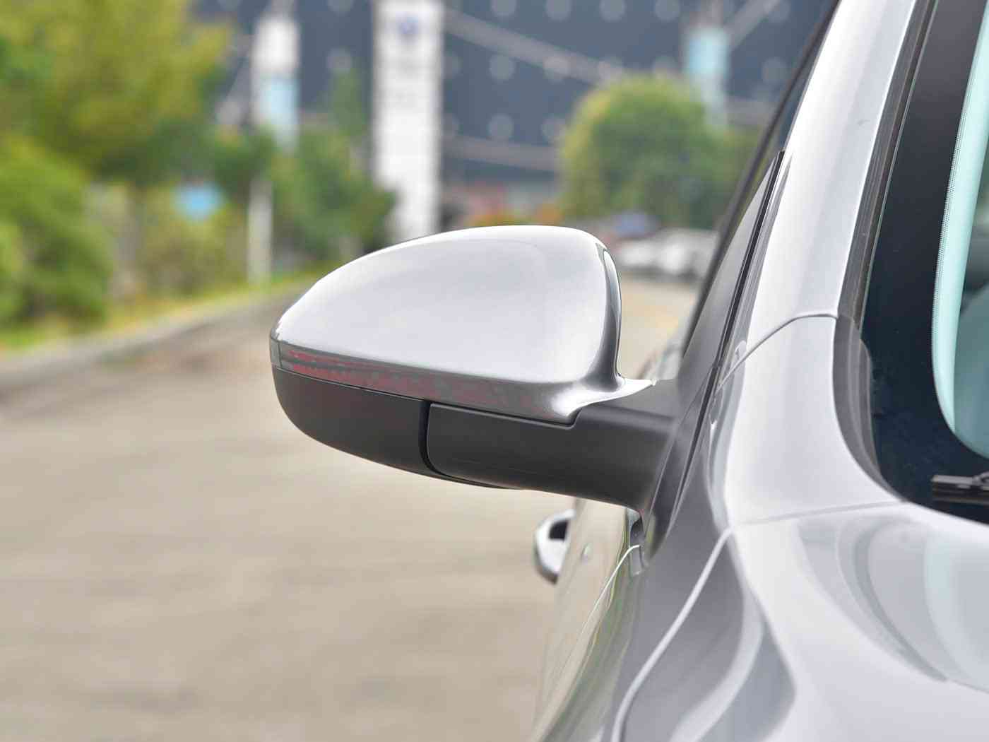 色综合久：某品牌旗舰车型横扫市场，卓越性能与时尚设计引领潮流-2