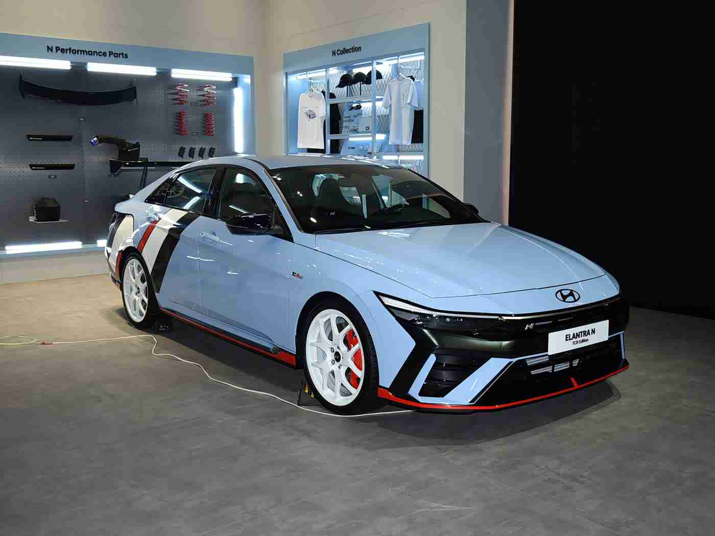 我和朋友3p婬荡娇妻:汽车新宠引热议:时尚设计动力强劲,"我和朋友"广告引发3P婬荡娇妻热议-4