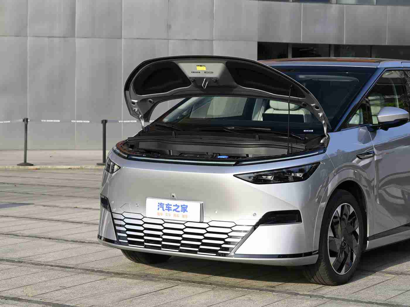 成人AⅤ：时尚中型SUV崛起，成人AⅤ凭借卓越性能与智能配置，引领市场新潮流-3