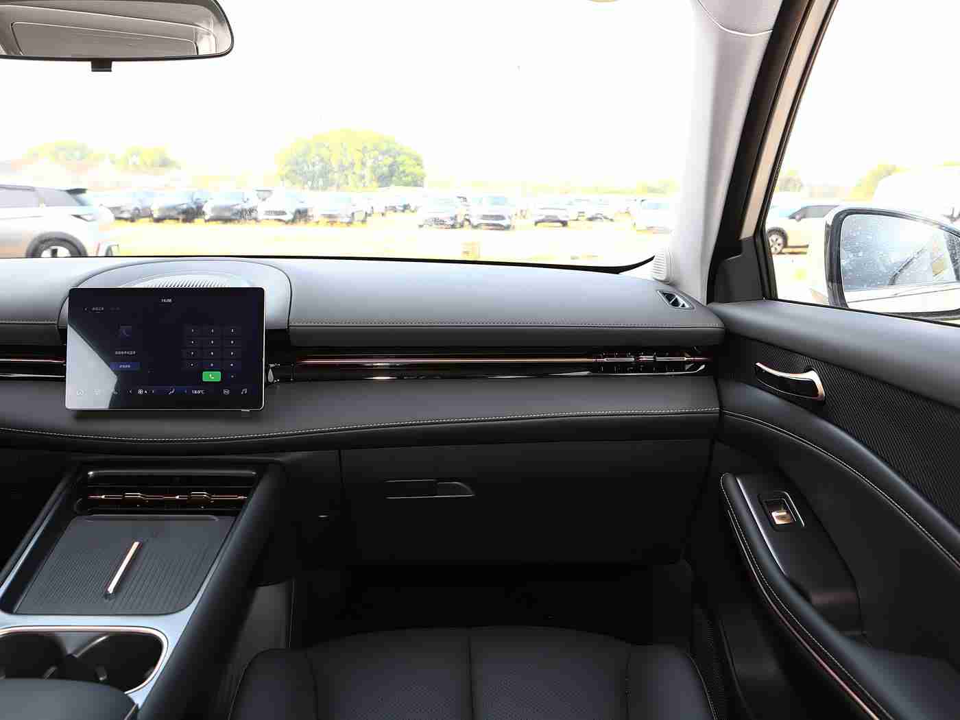 将界2第3集截了一段视频51秒：未来汽车科技亮相，51秒视频揭示自动驾驶、新能源与智能互联新趋势-2