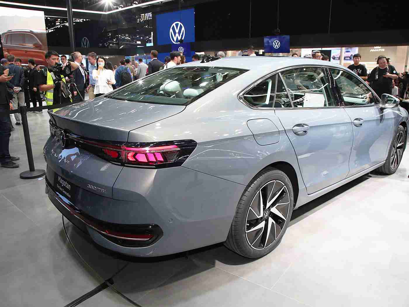 国产电影av：新能源汽车引领，国产电影跨界融合：汽车与影视创新之路并行探索-2