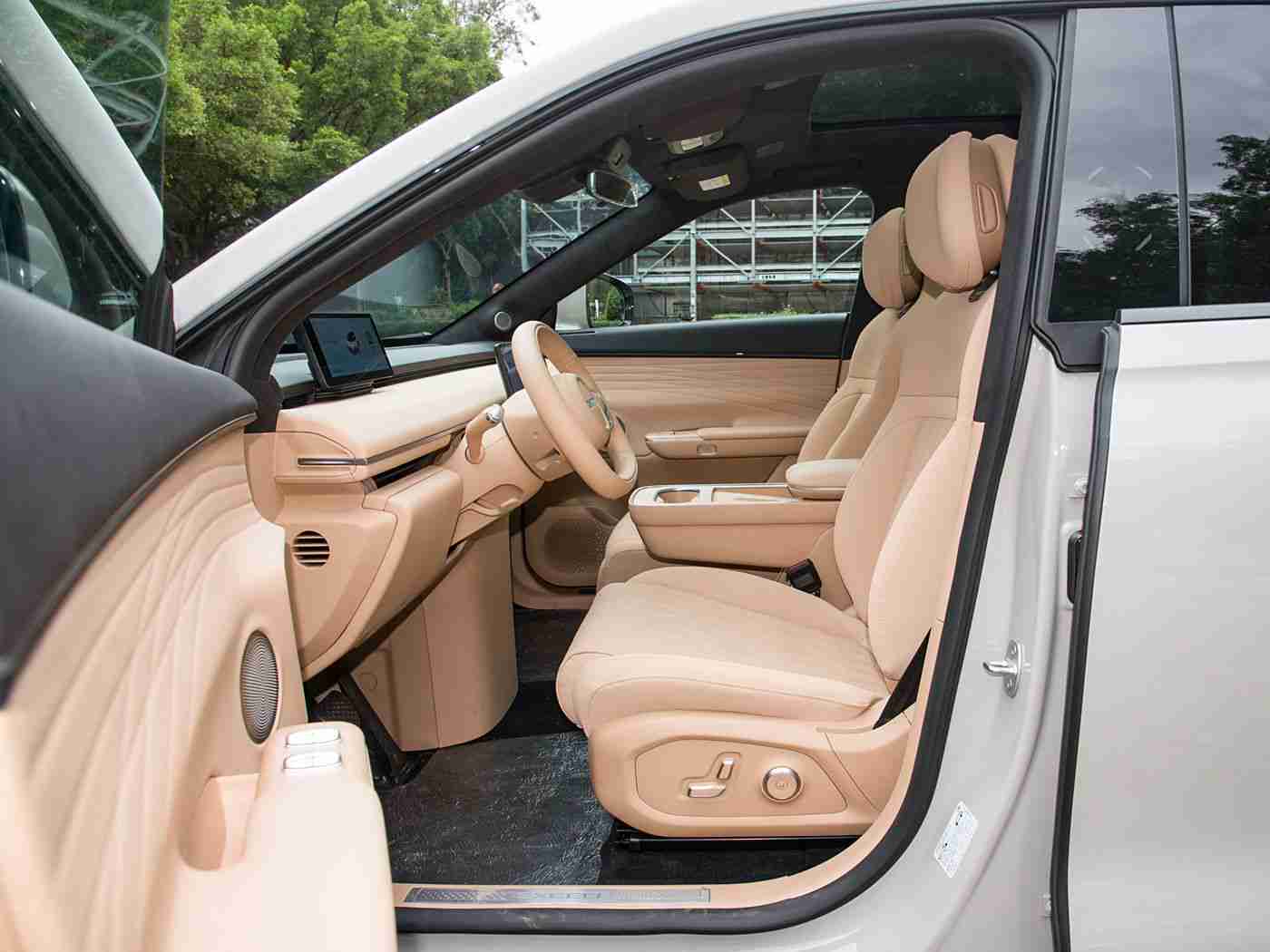 人人入人人：智能驾驶新篇章，创新互动体验，节能环保领航未来——全新自动驾驶汽车引领行业潮流-2