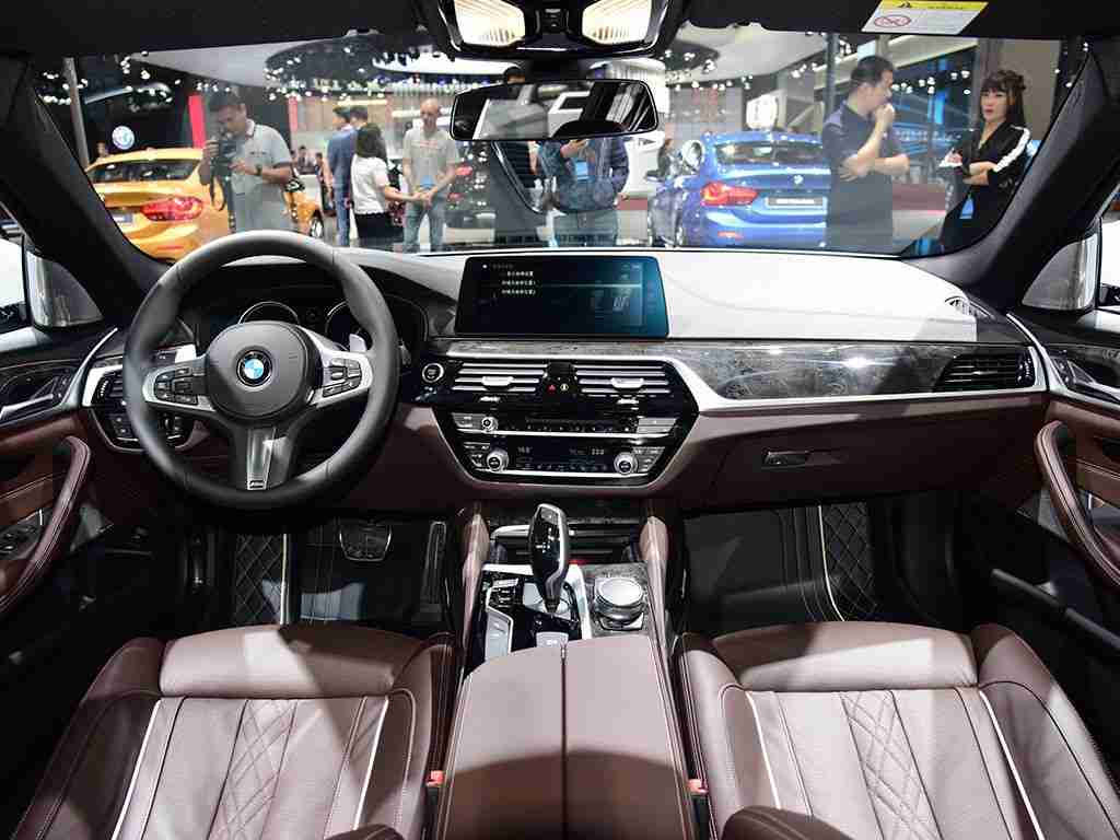 黄色软件导航：科技赋能出行新体验，智能导航引领汽车行业变革-1