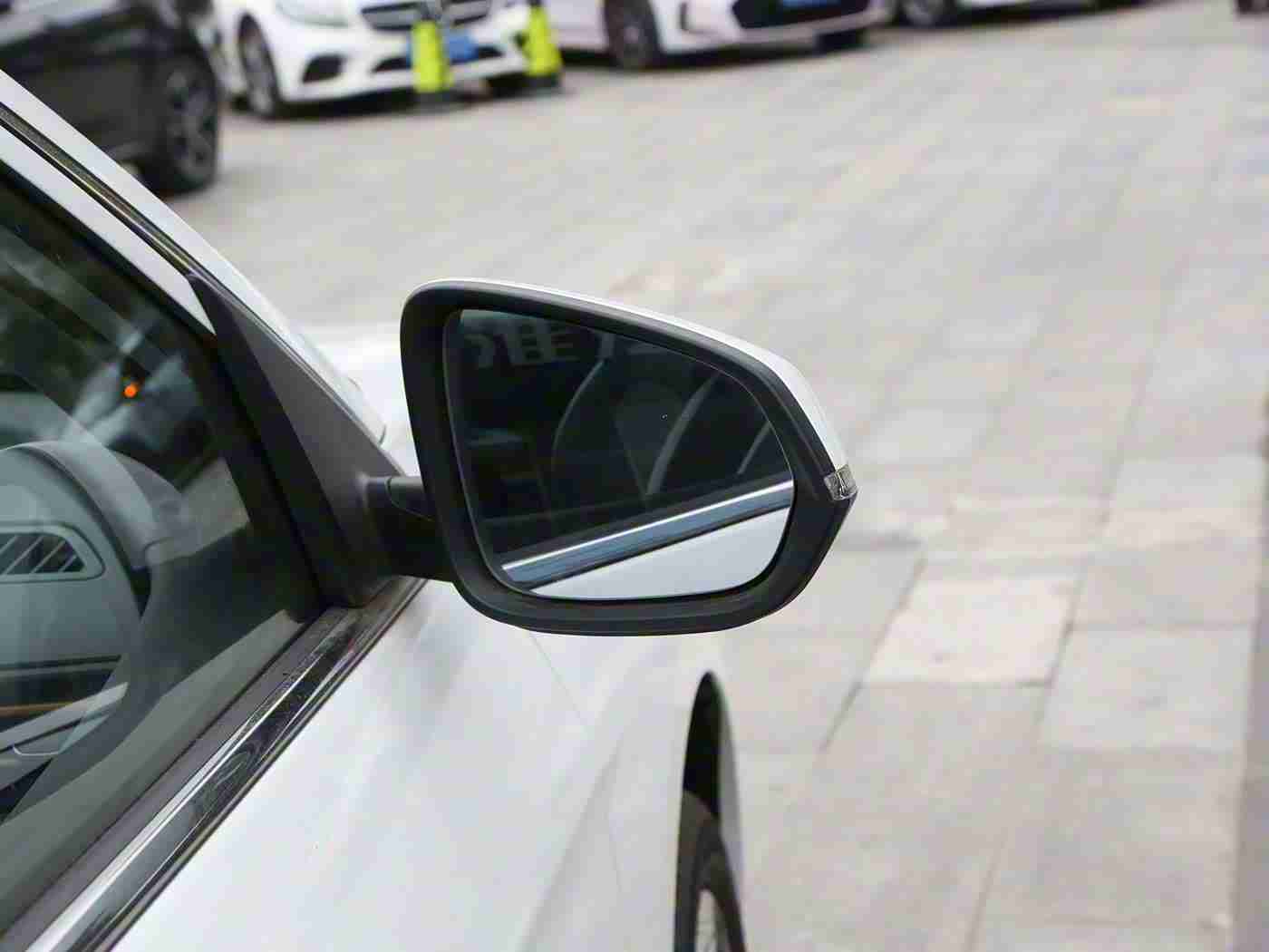 成人 AV片：新能源汽车巨头崛起，智能驾驶新体验，引领汽车市场新潮流-2