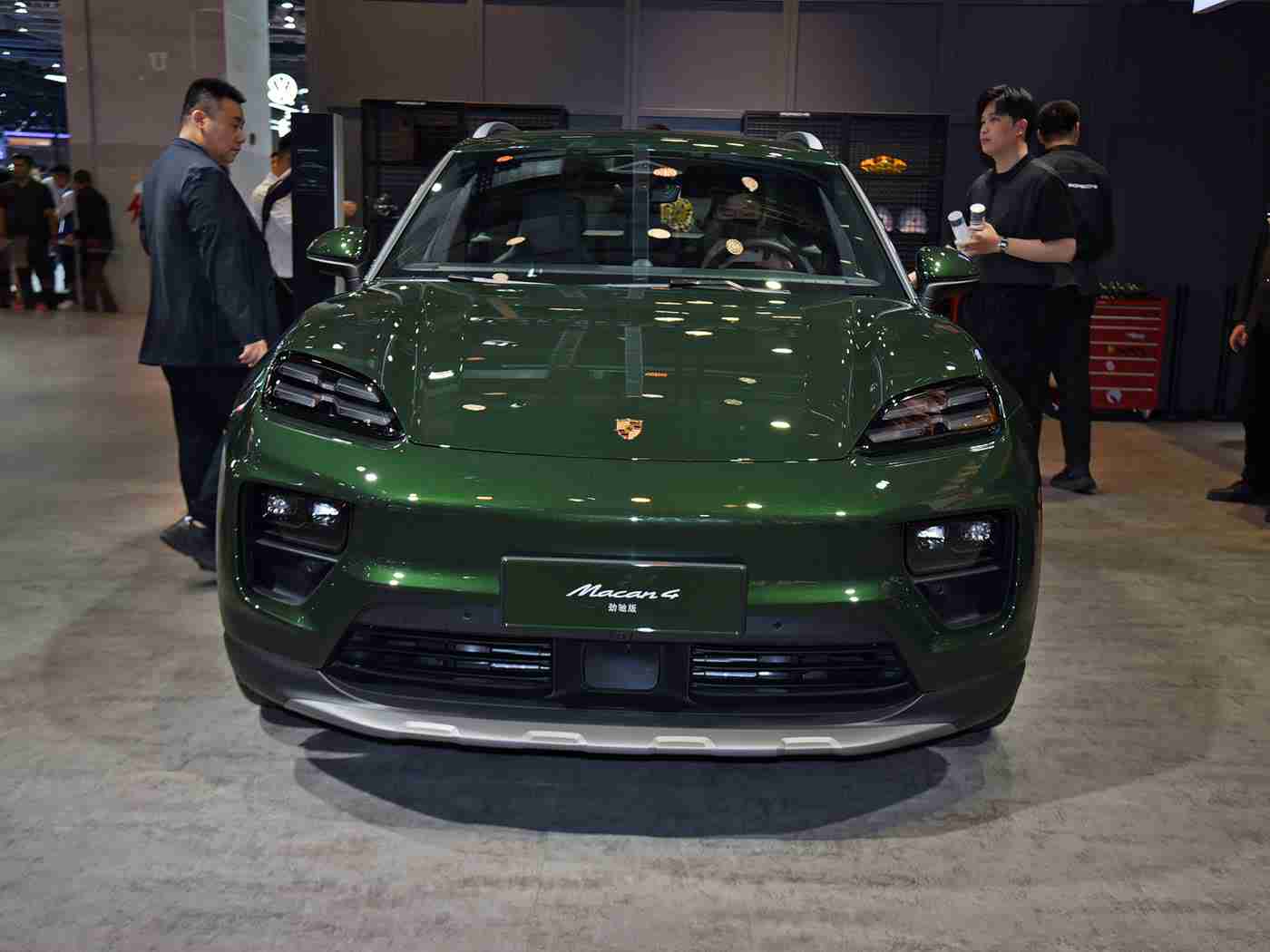 男生和女生靠逼软件:汽车行业创新浪潮:智能“逼软件”引领绿色出行新体验-1